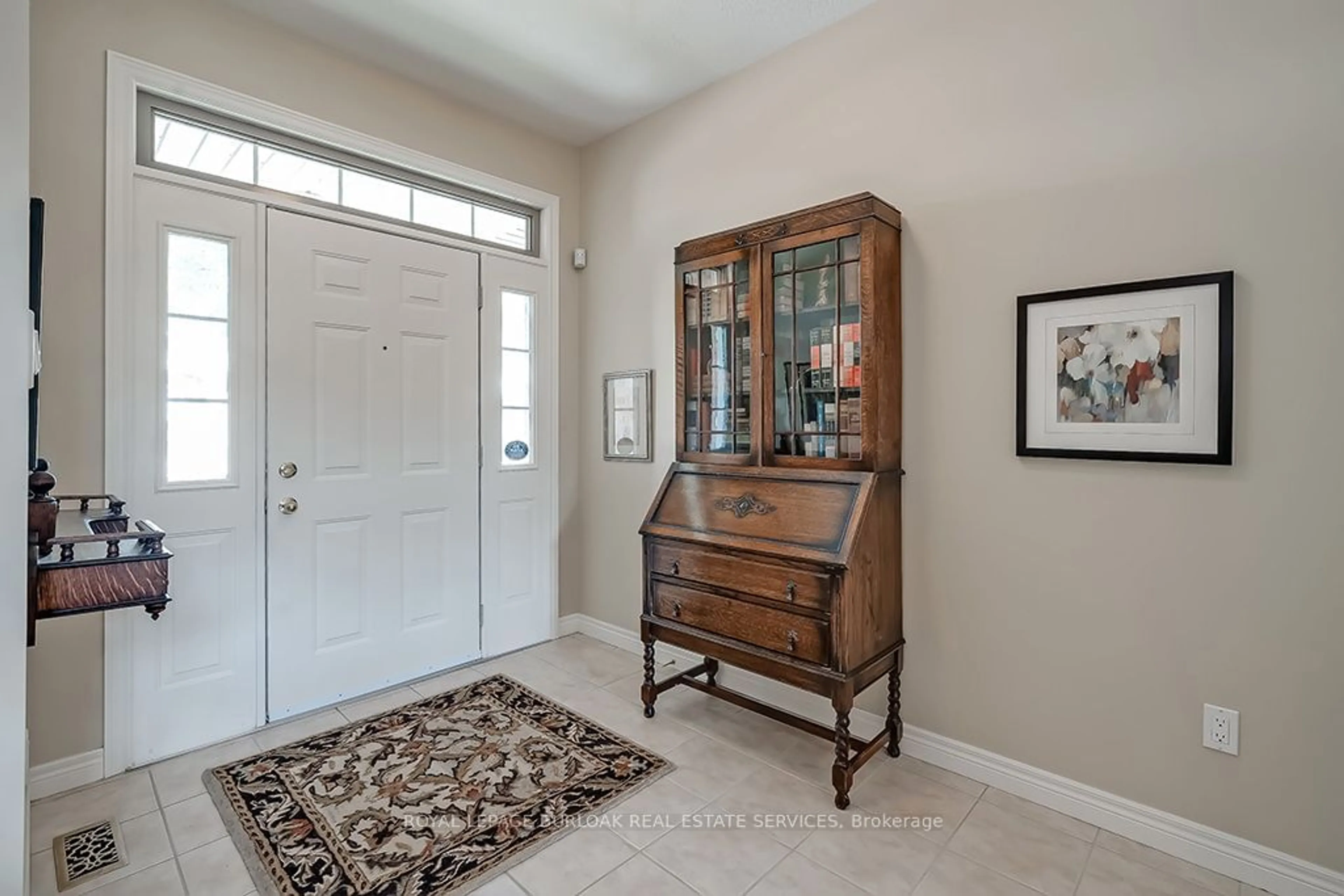 Indoor entryway, wood floors for 2141 Caroline St #1, Burlington Ontario L7R 1L7