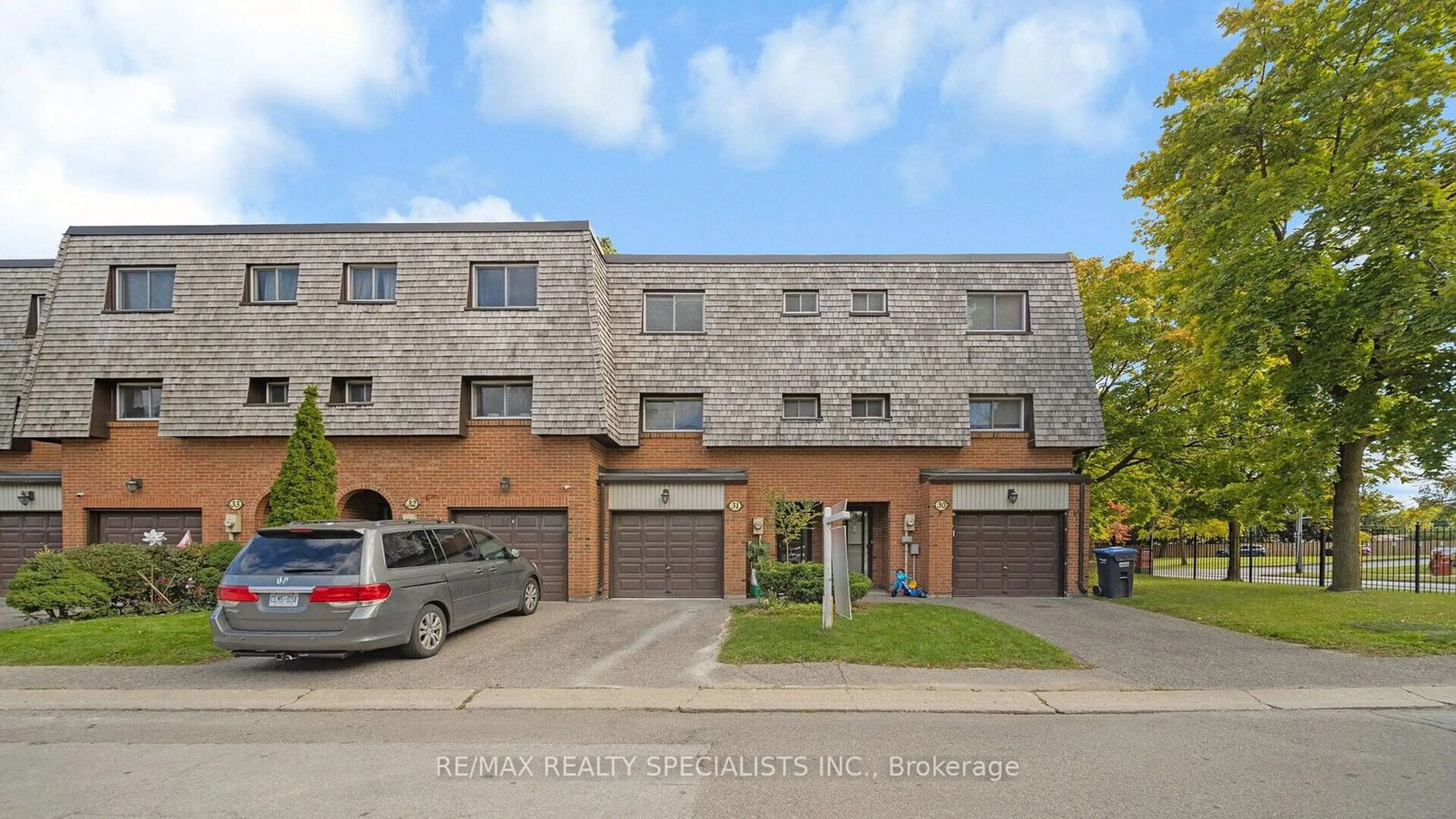 A pic from exterior of the house or condo, the front or back of building for 31 Briar Path, Brampton Ontario L6T 2A3