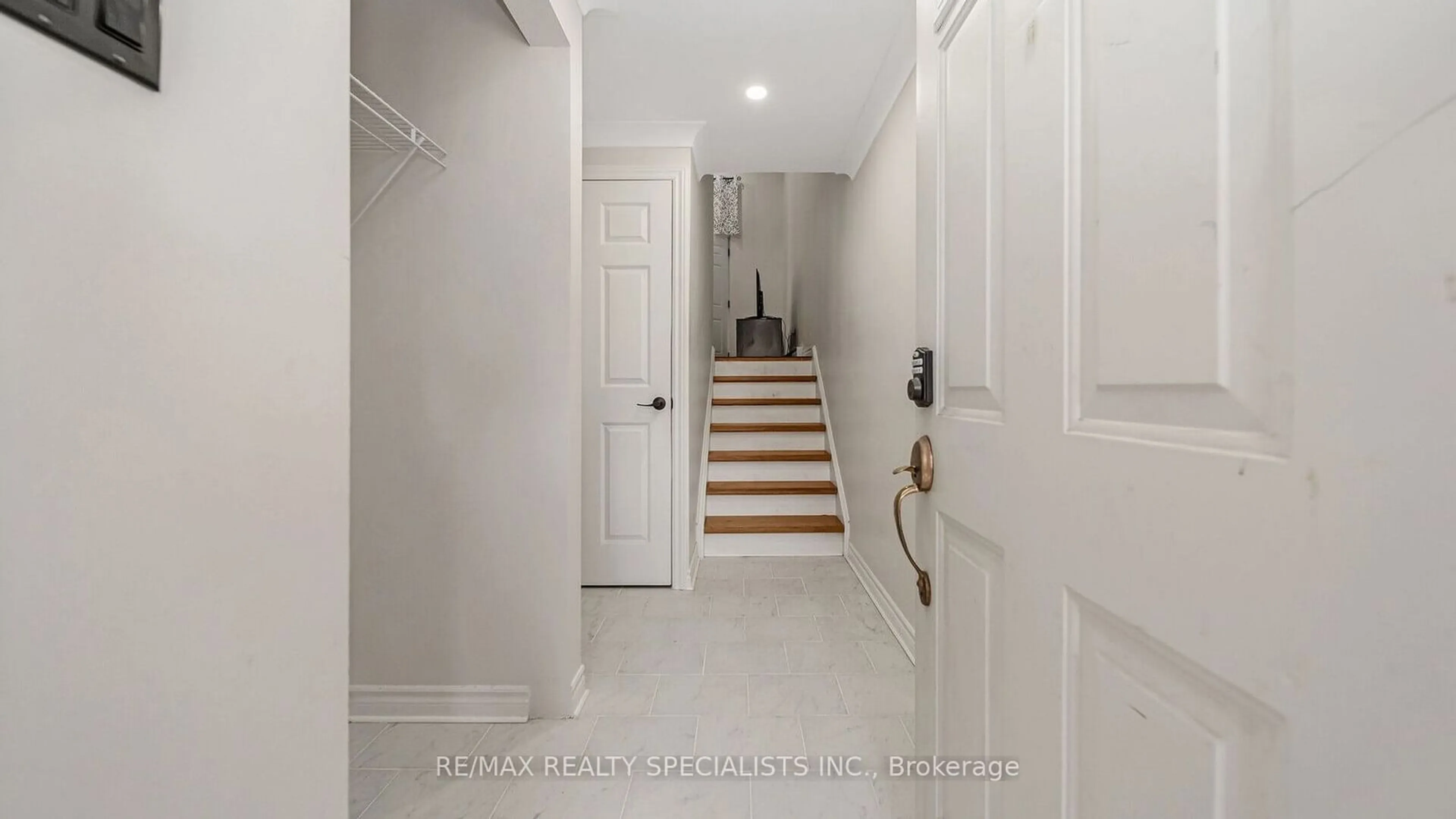 Indoor entryway, wood floors for 31 Briar Path, Brampton Ontario L6T 2A3