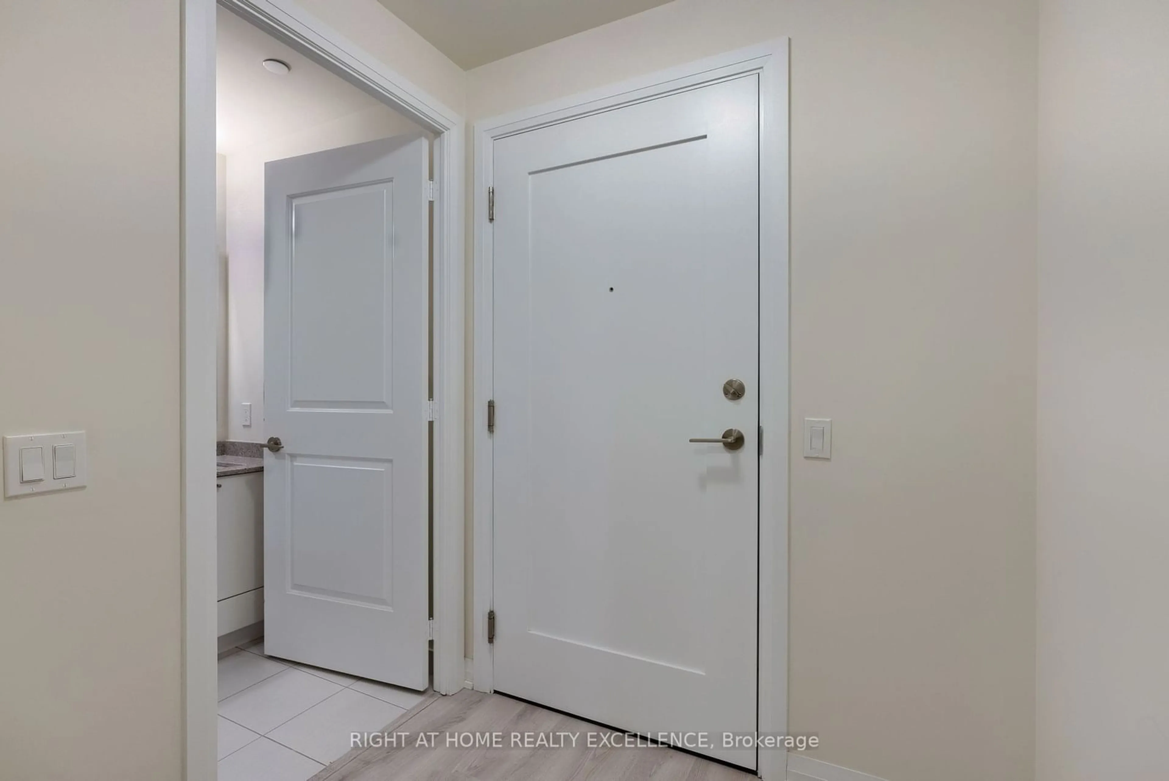 Indoor entryway, not visible floor for 35 Watergarden Dr #2013, Mississauga Ontario L5R 0E4