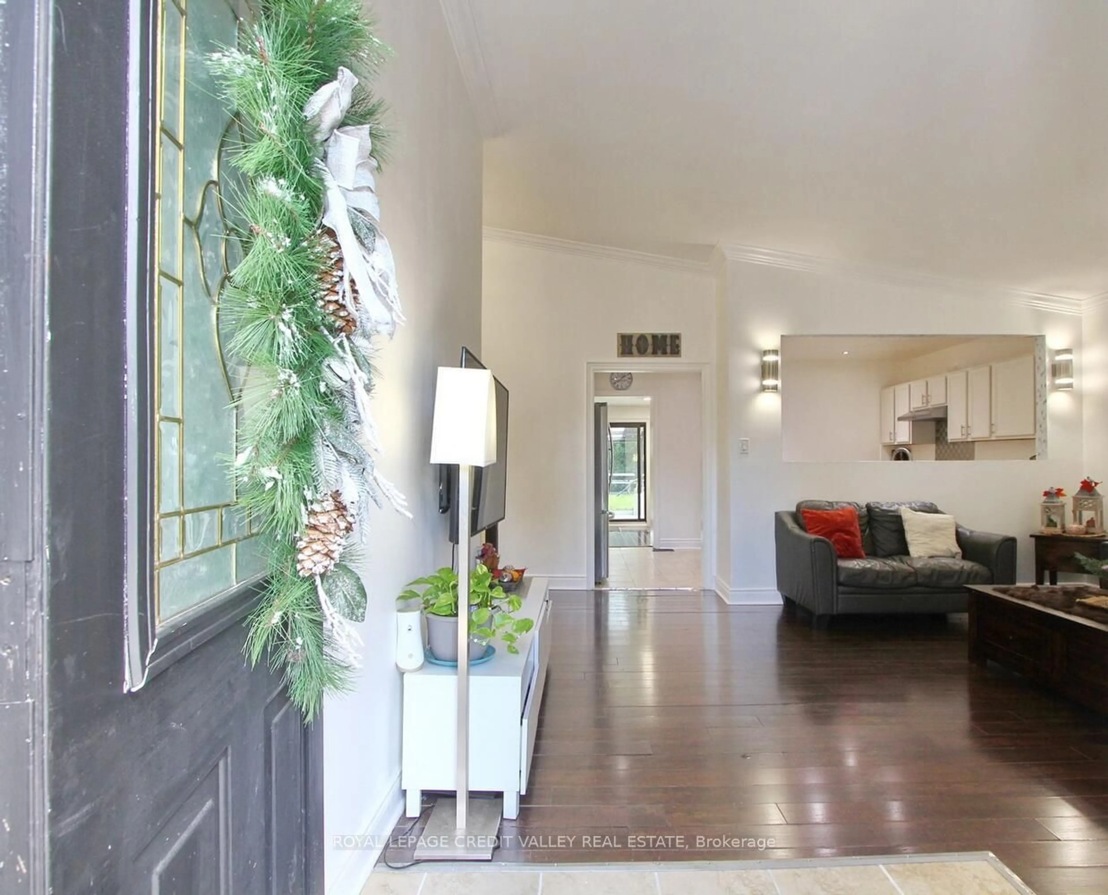 Indoor entryway, wood floors for 115 Clarence St, Brampton Ontario L6W 1T1