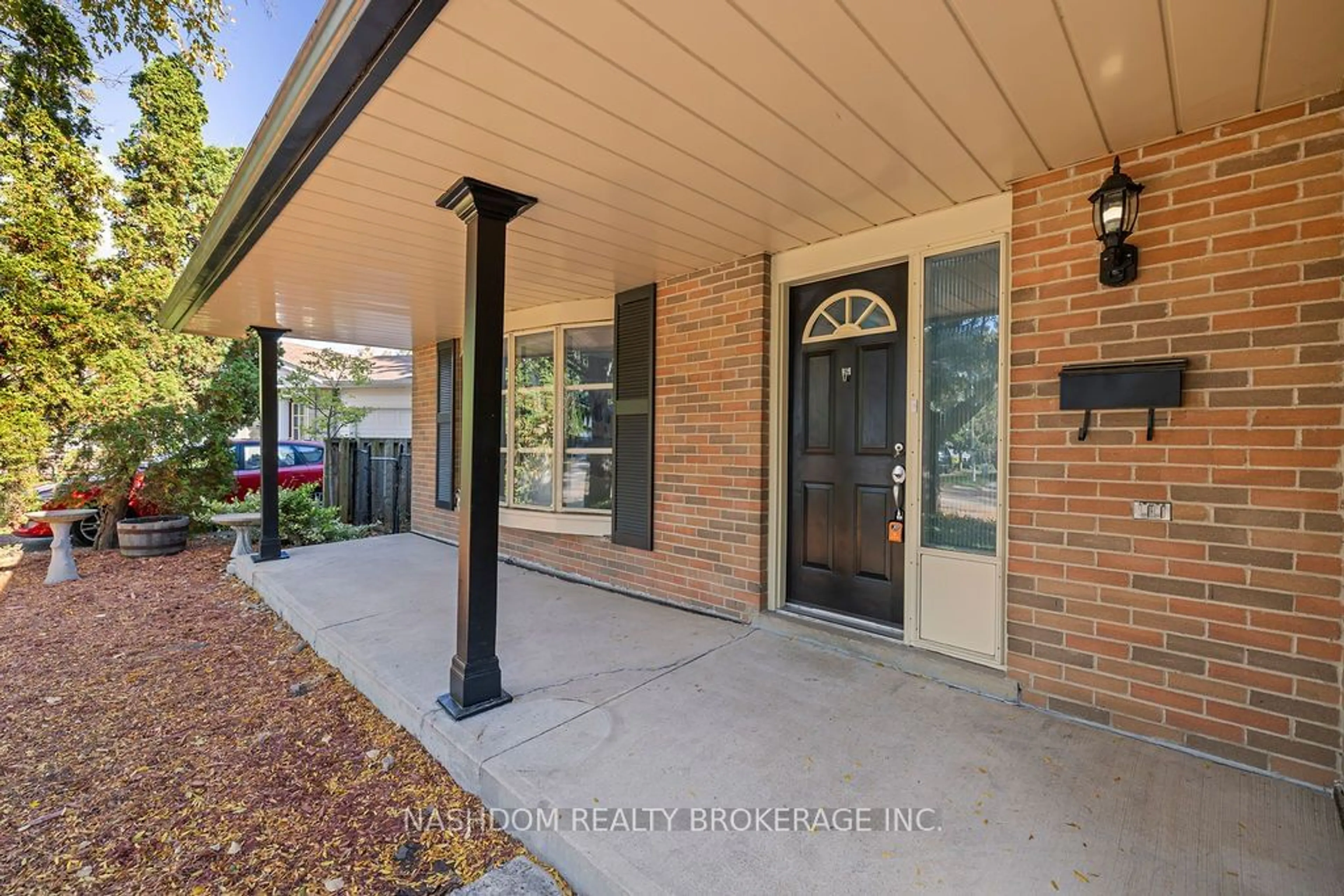 Indoor foyer, wood floors for 1363 Sycamore Dr, Burlington Ontario L7M 1H3