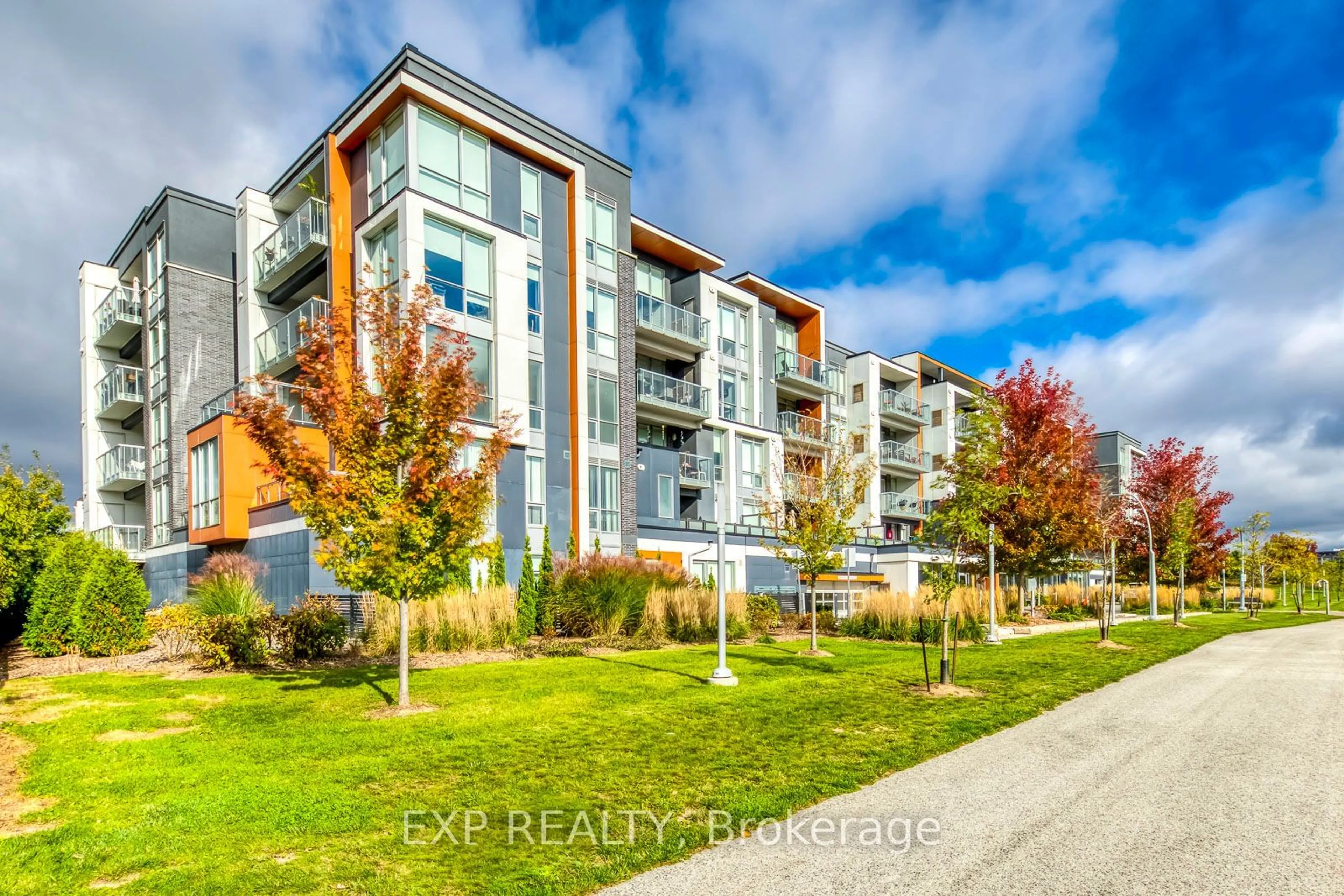 A pic from exterior of the house or condo, the street view for 3028 Creekshore Common #208, Oakville Ontario M2N 6K8