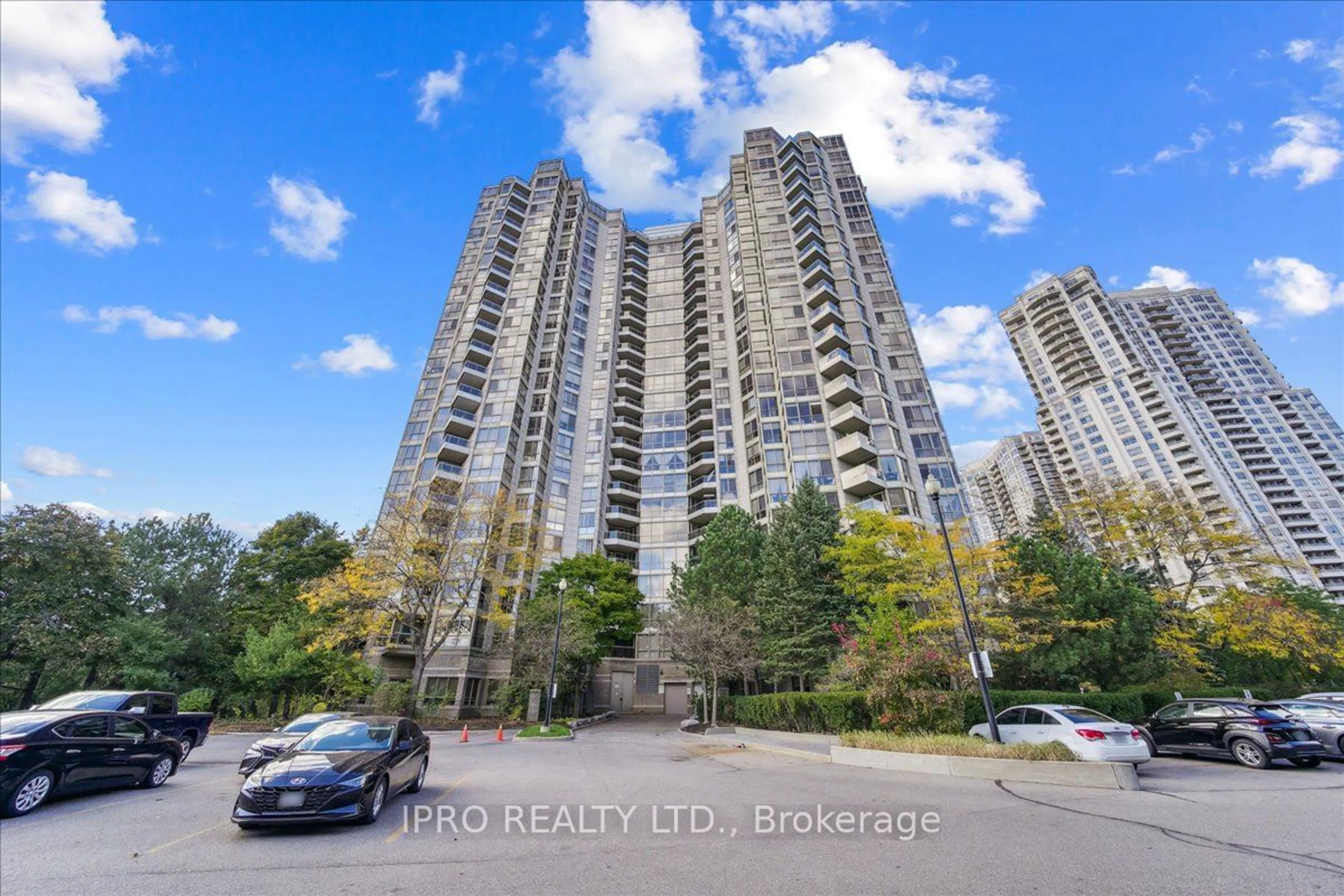 A pic from exterior of the house or condo, the street view for 55 Kingsbridge Garden Circ #613, Mississauga Ontario L5R 1Y1