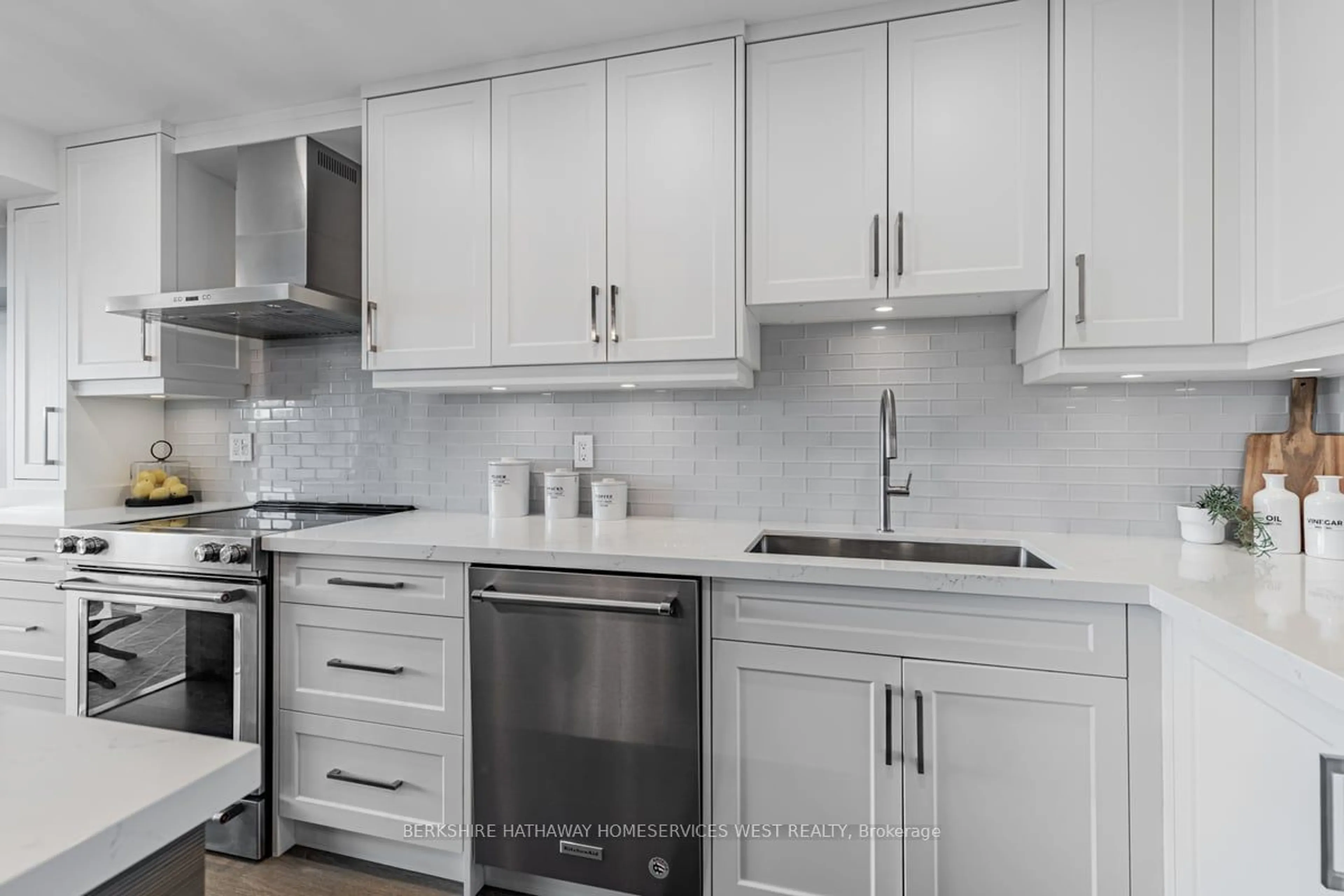 Standard kitchen for 270 Scarlett Rd #611, Toronto Ontario M6N 4X7