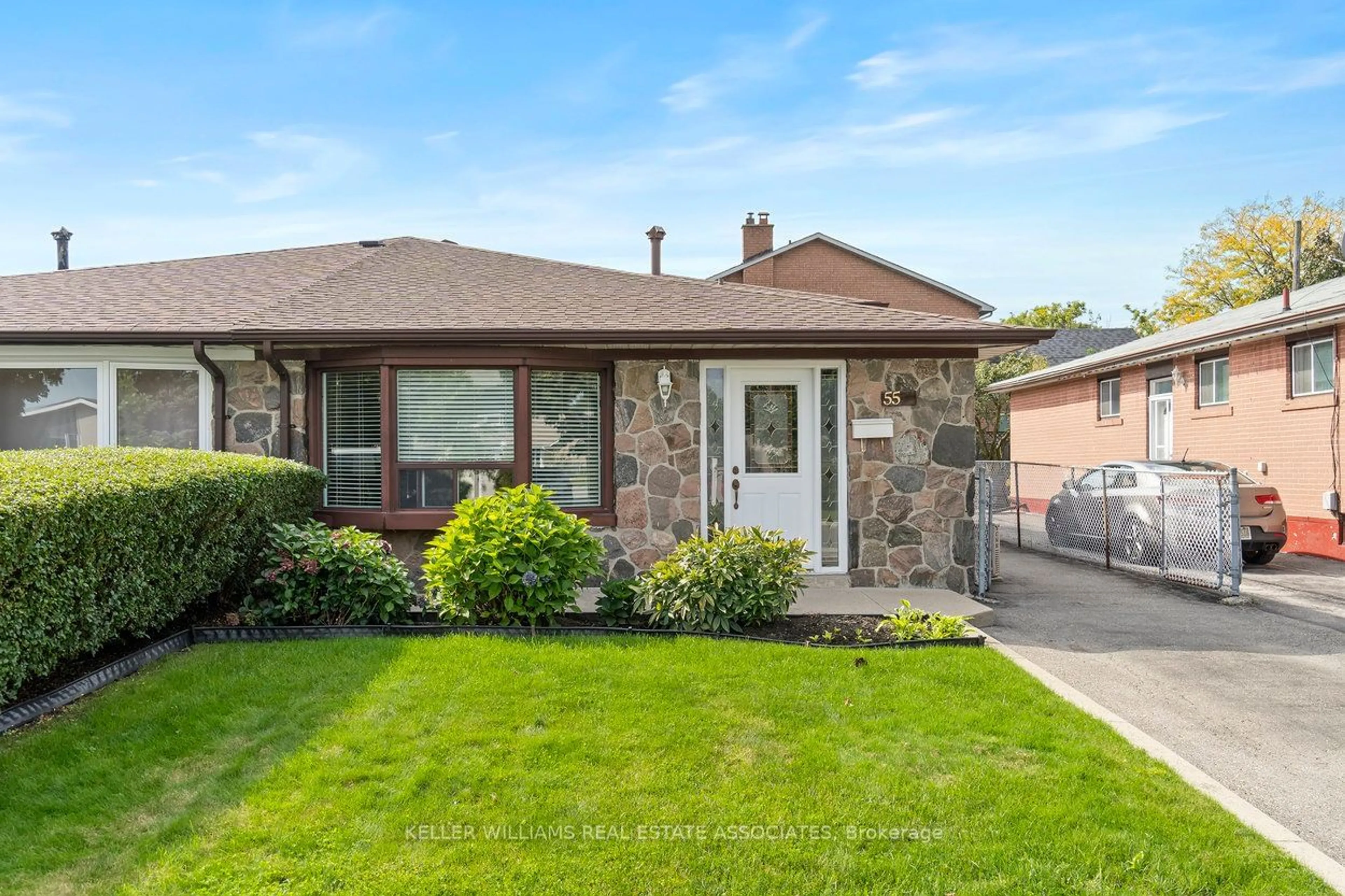 Frontside or backside of a home, cottage for 55 Grange Dr, Brampton Ontario L6X 2H1