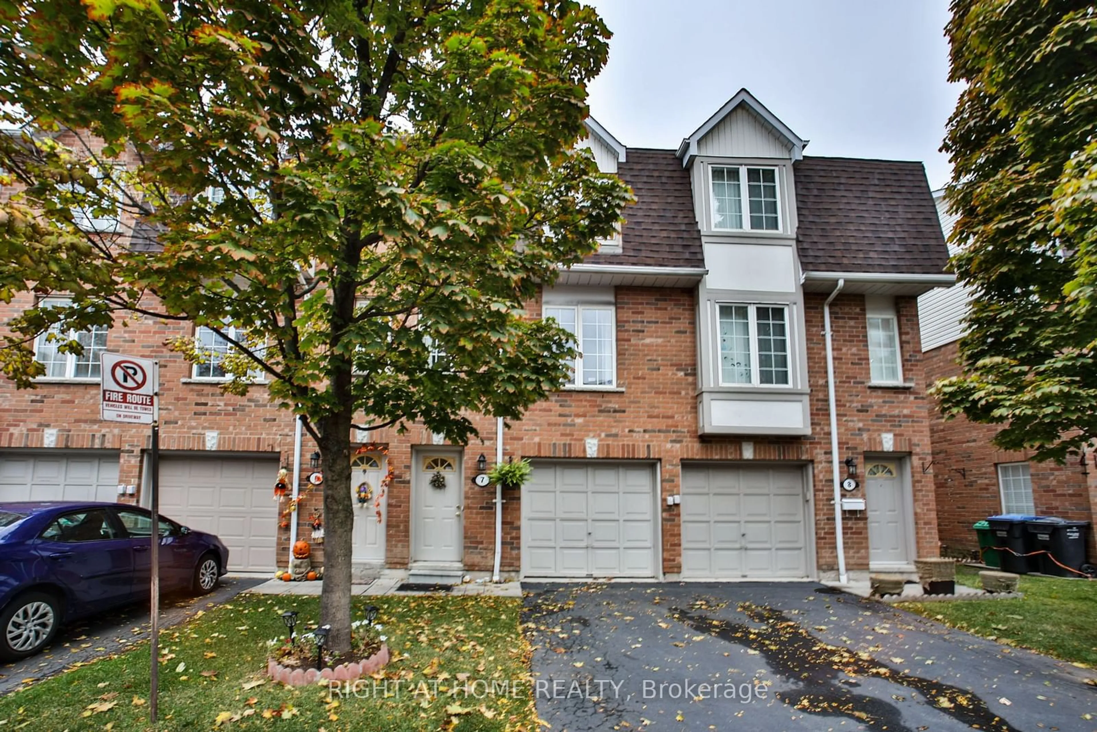 A pic from exterior of the house or condo, the street view for 1525 South Parade Crt #7, Mississauga Ontario L5M 6E9