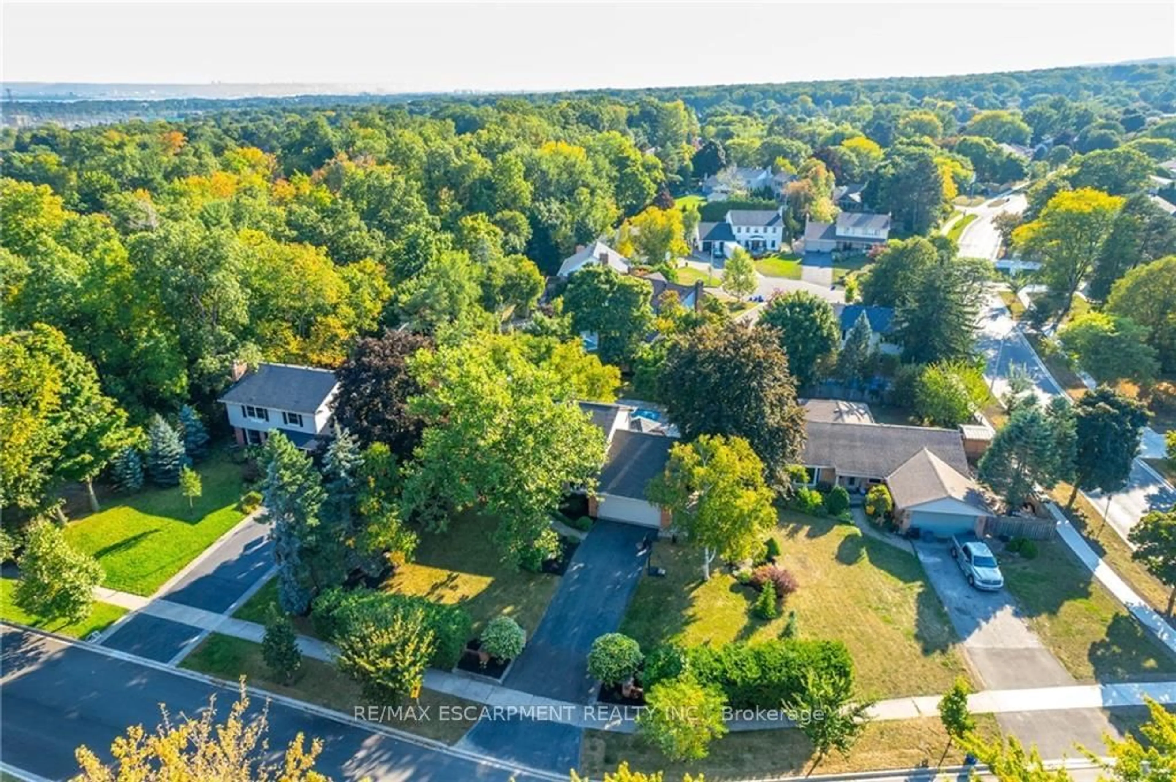 Frontside or backside of a home, the street view for 1512 WESTBURY Ave, Burlington Ontario L7P 1M2