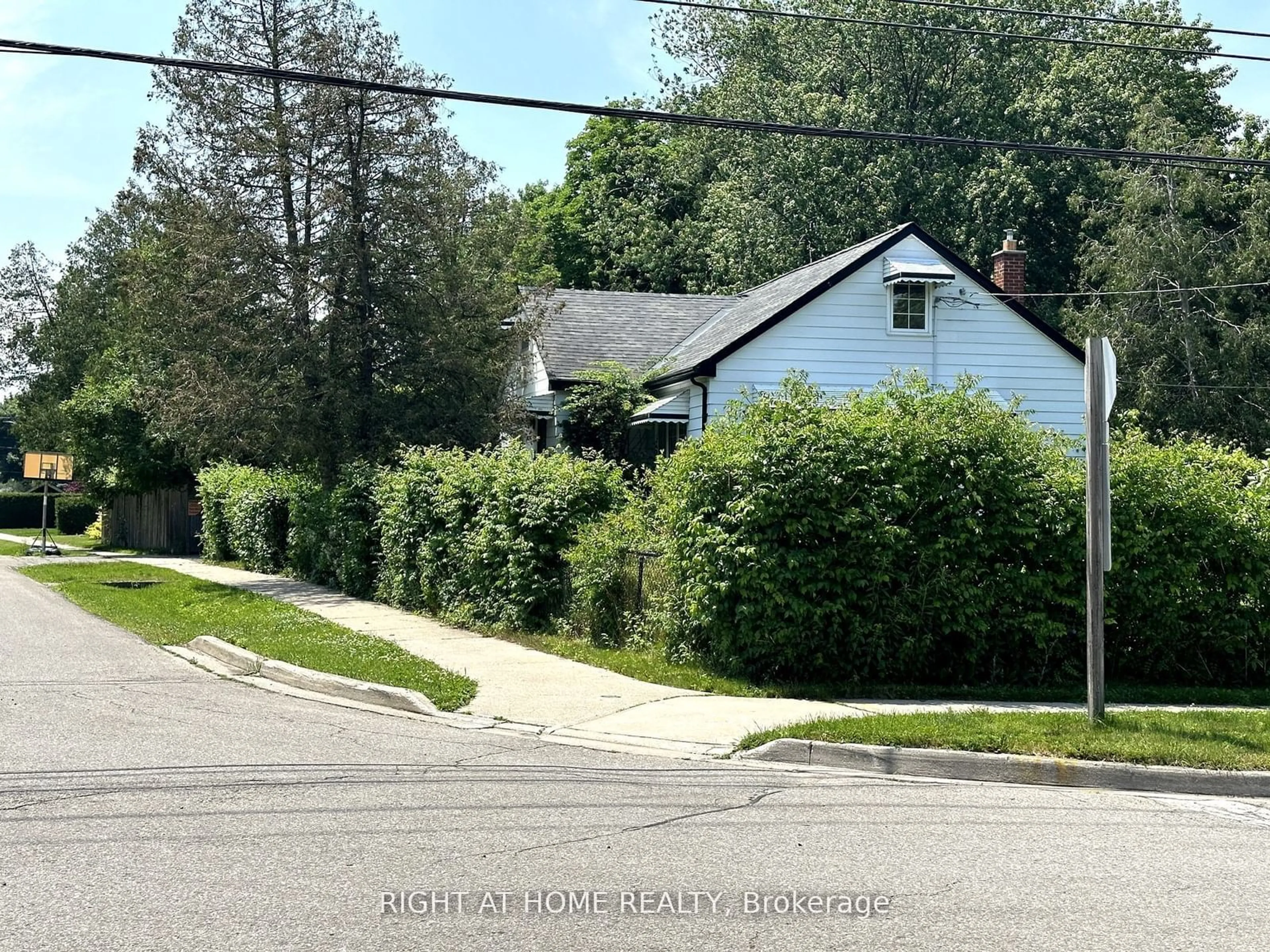 Frontside or backside of a home, the street view for 1474 Haig Blvd, Mississauga Ontario L5E 2N3