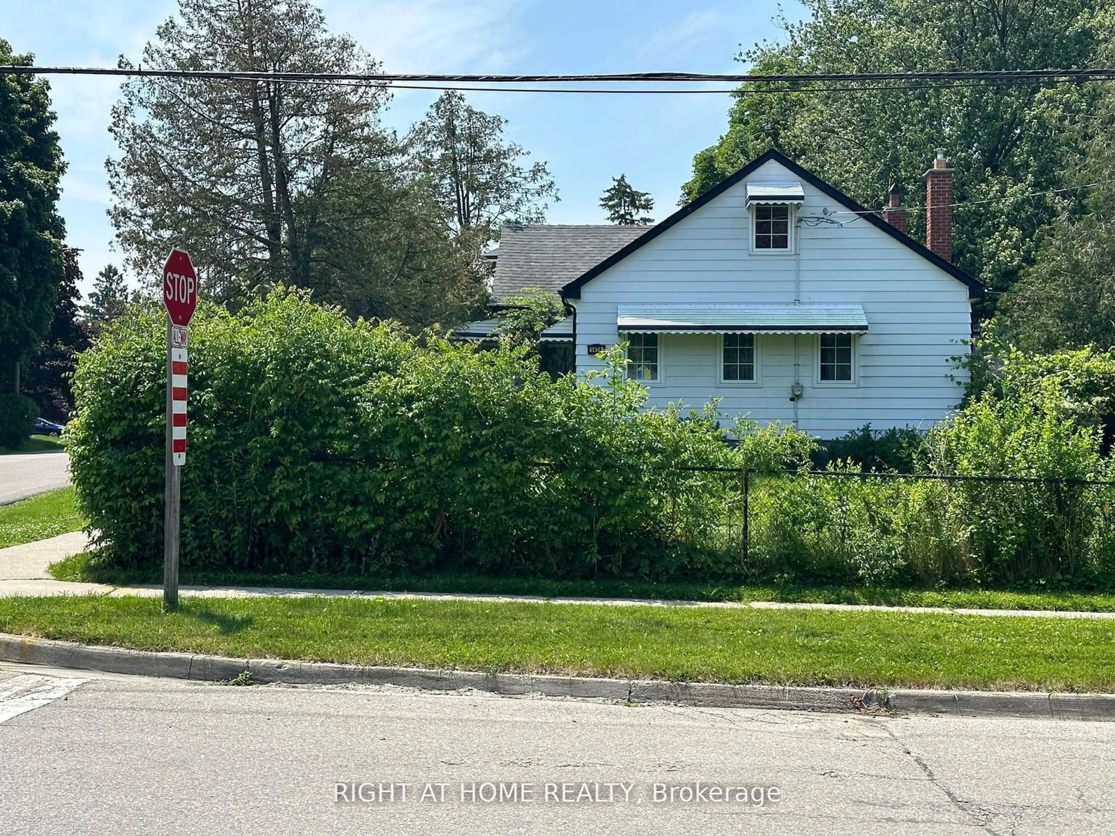 Frontside or backside of a home, the street view for 1474 Haig Blvd, Mississauga Ontario L5E 2N3