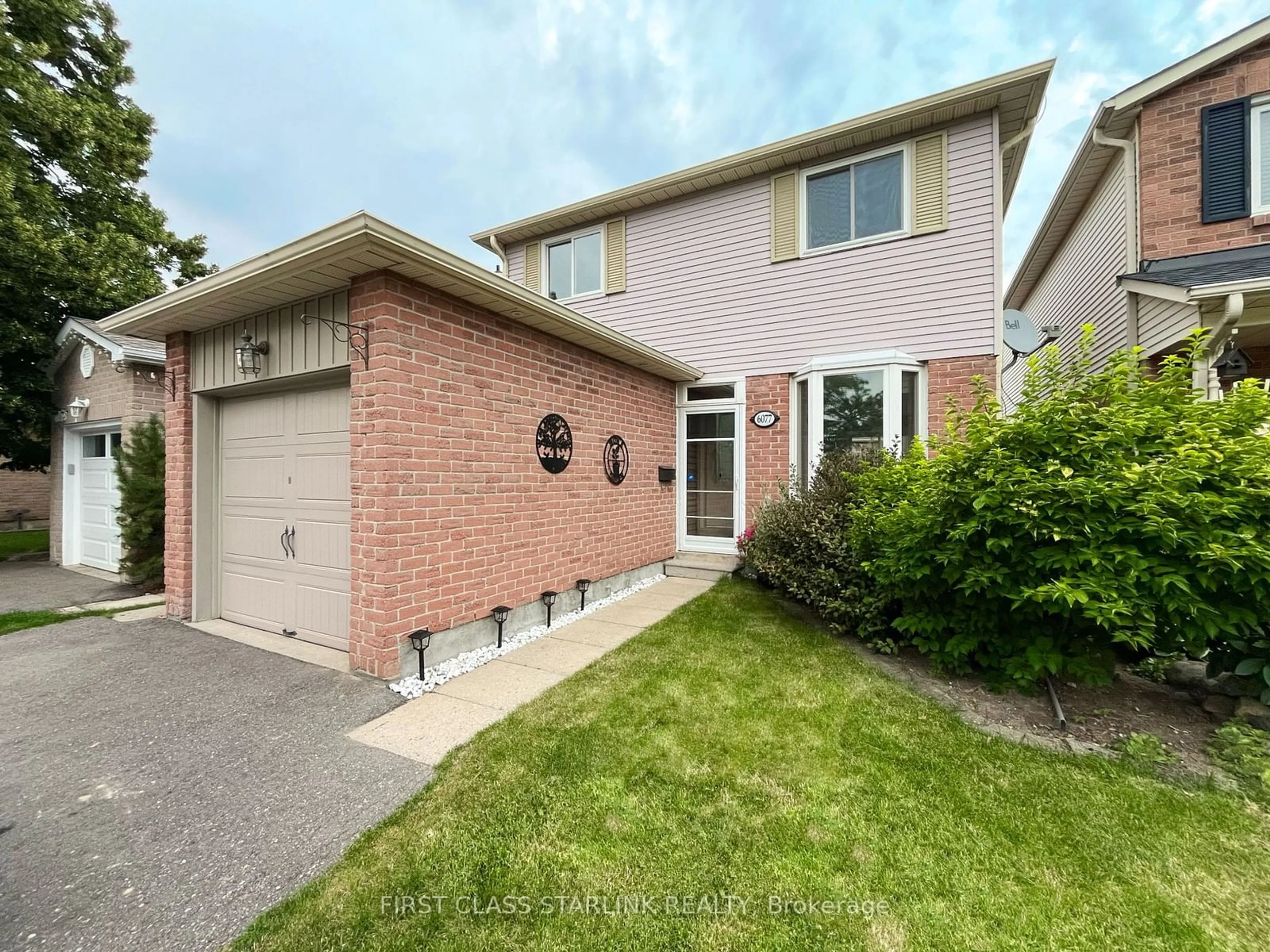 Home with brick exterior material for 6077 Fullerton Cres, Mississauga Ontario L5N 3A3