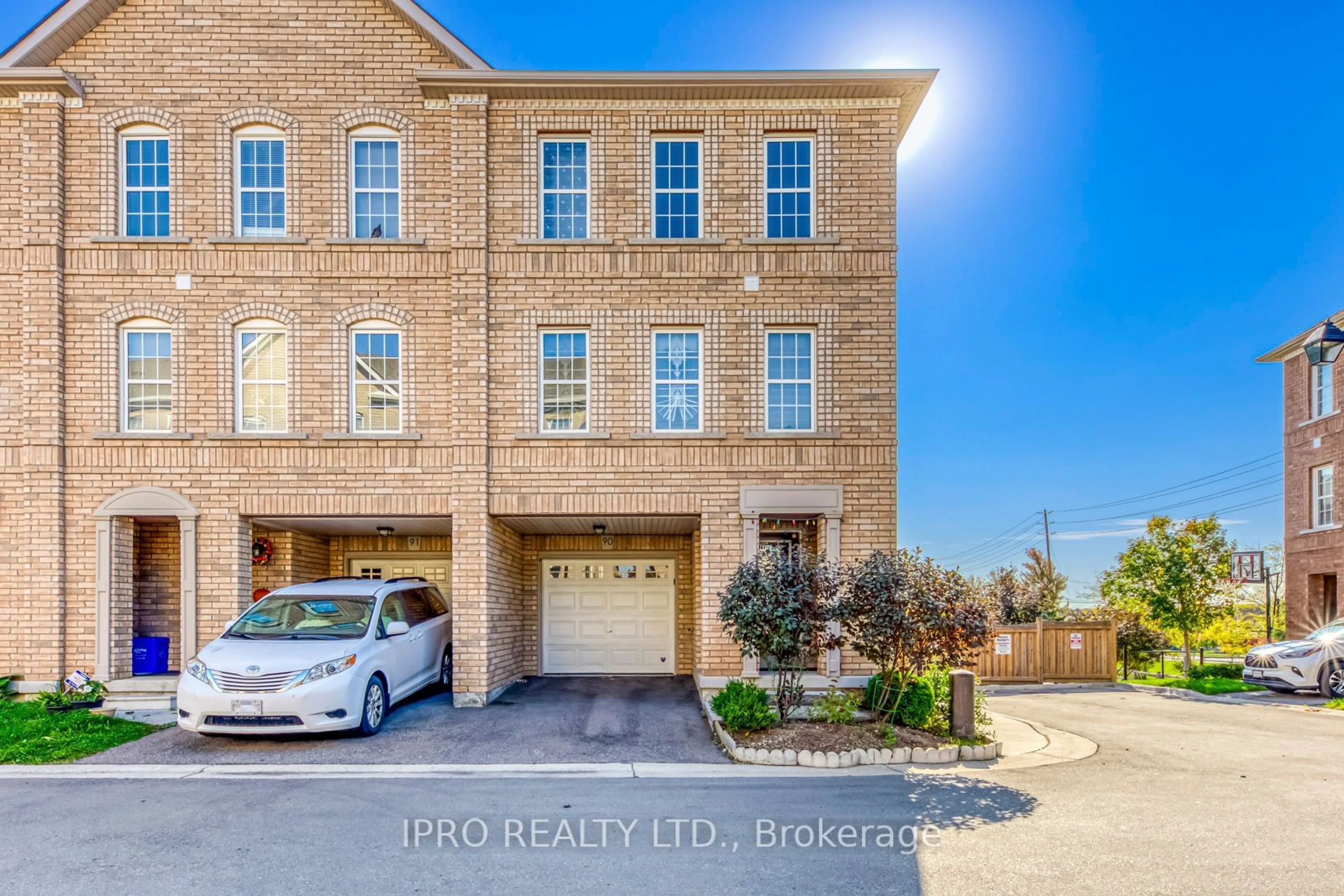 A pic from exterior of the house or condo, the street view for 2280 Baronwood Dr #90, Oakville Ontario L6M 0K4