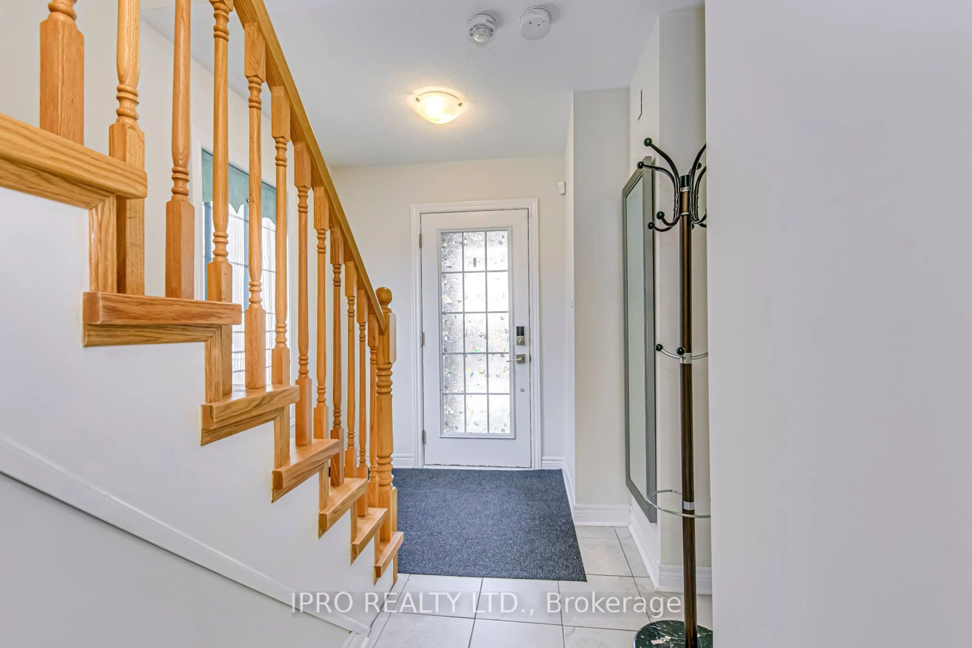 Indoor entryway, wood floors for 2280 Baronwood Dr #90, Oakville Ontario L6M 0K4