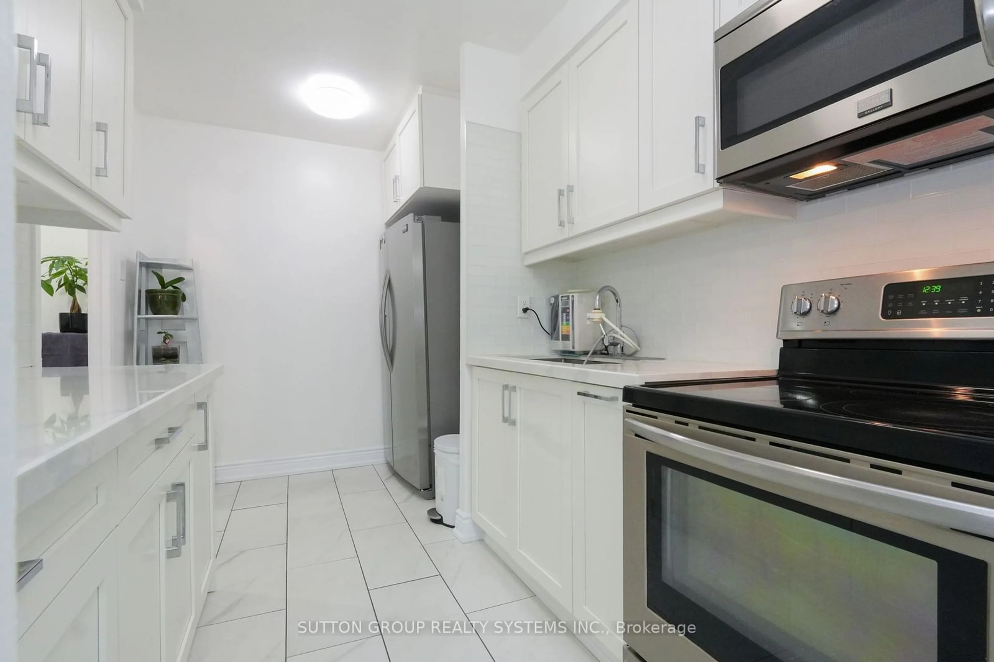 Standard kitchen for 1395 Williamsport Dr #161, Mississauga Ontario L4X 2T4