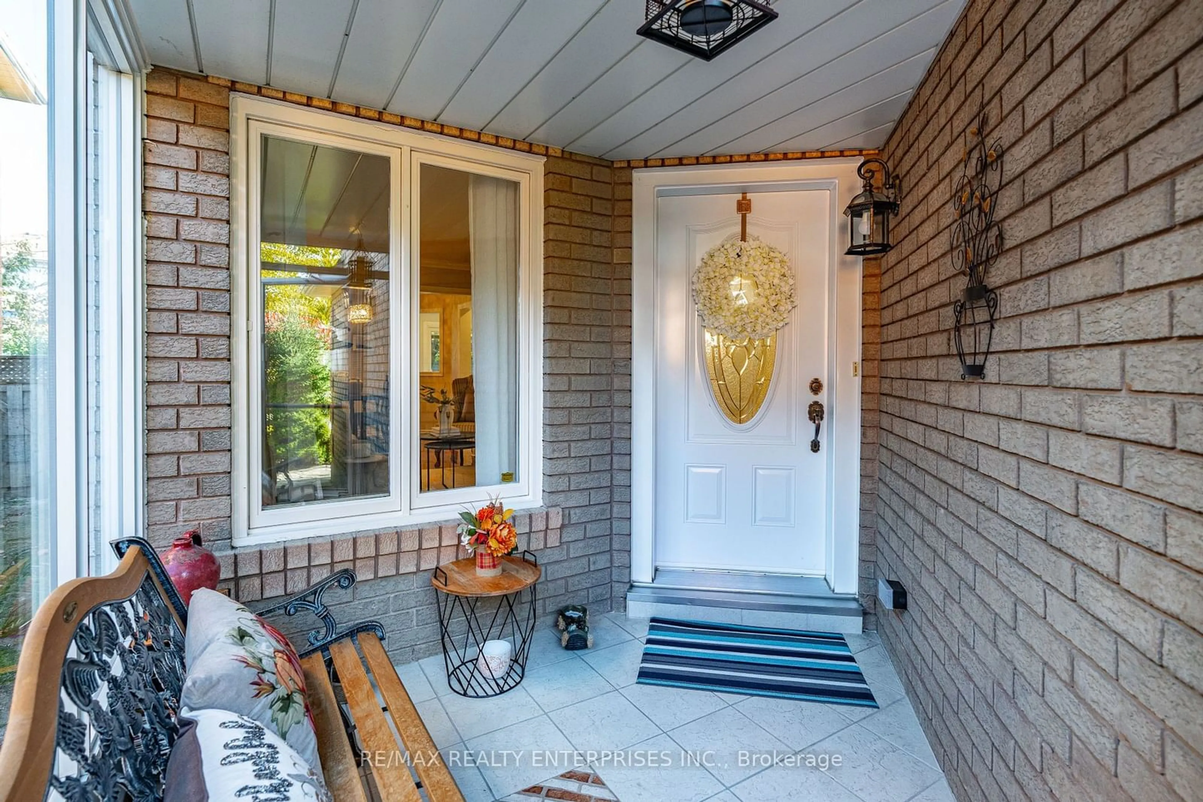 Indoor entryway, wood floors for 129 Valonia Dr, Brampton Ontario L6V 4J8