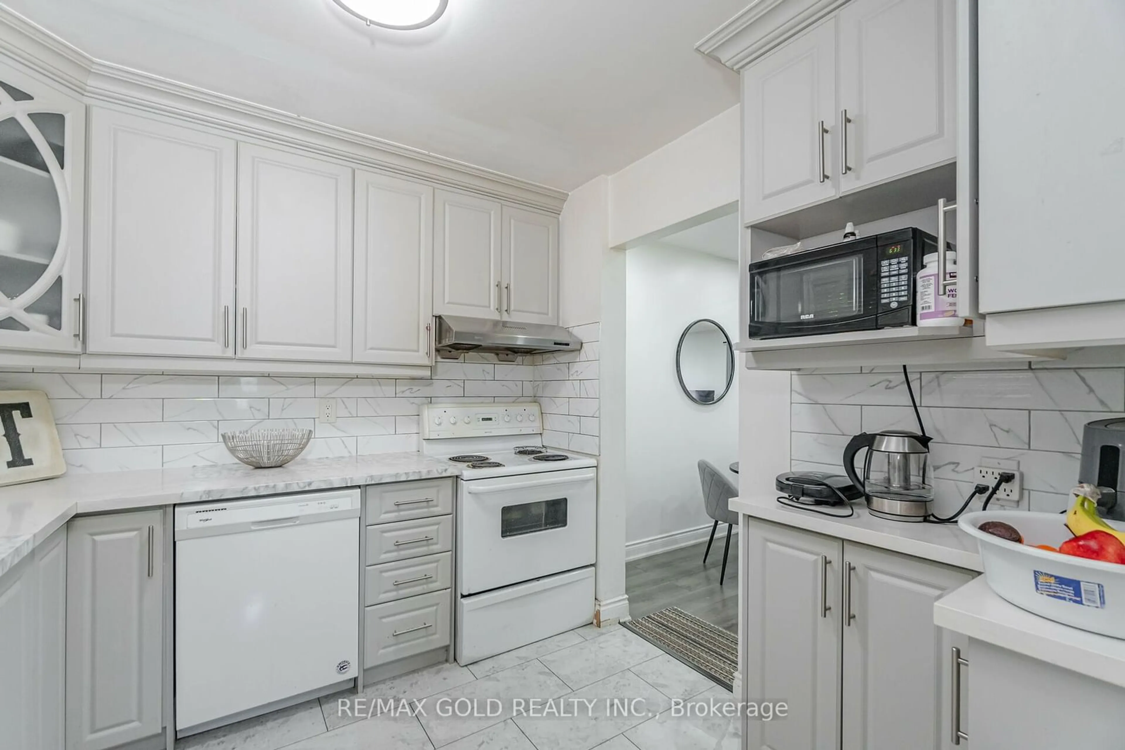 Standard kitchen, cottage for 15 Hindquarter Crt, Brampton Ontario L6S 2C3