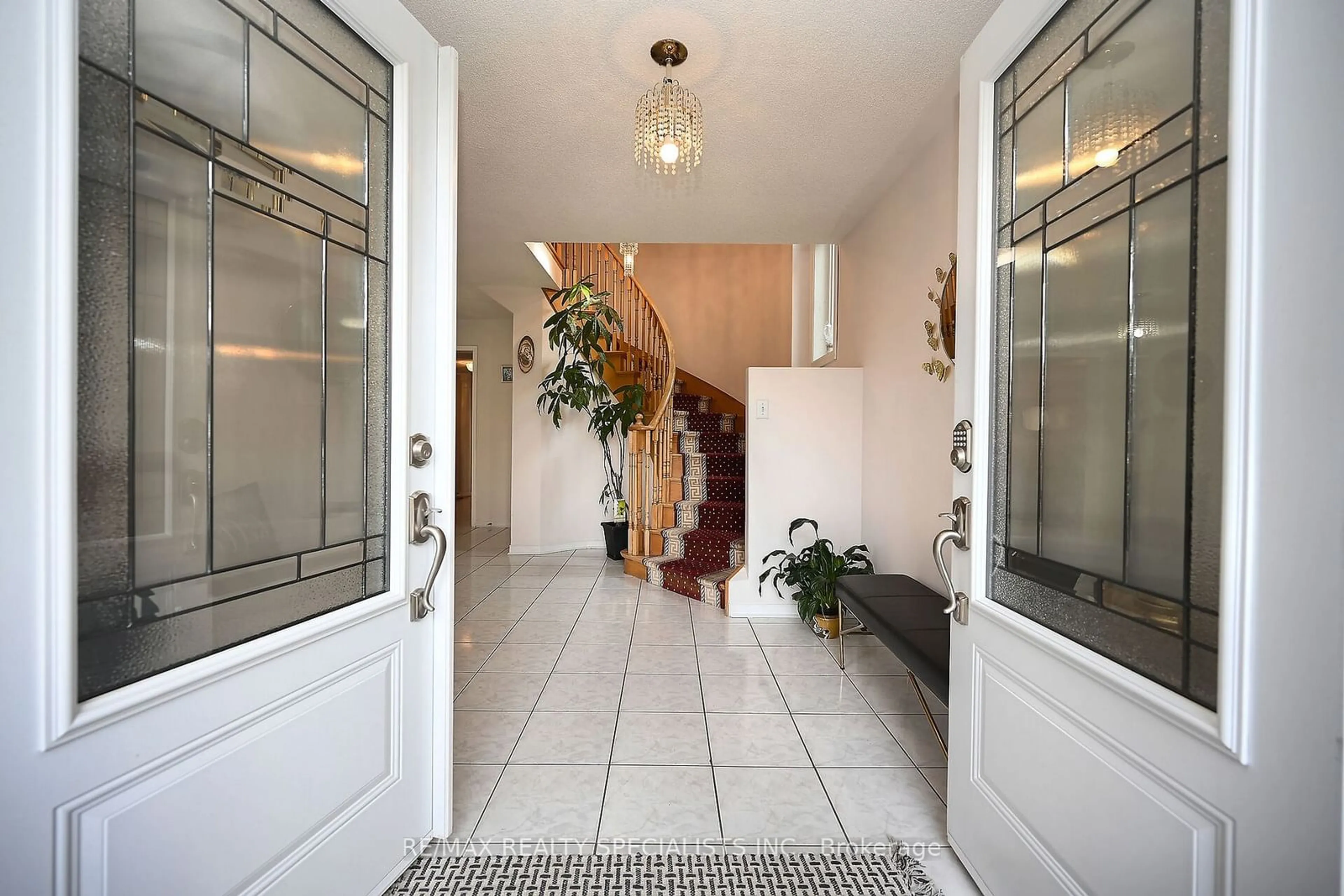 Indoor foyer, ceramic floors for 5421 Kinglet Ave, Mississauga Ontario L5V 2C8