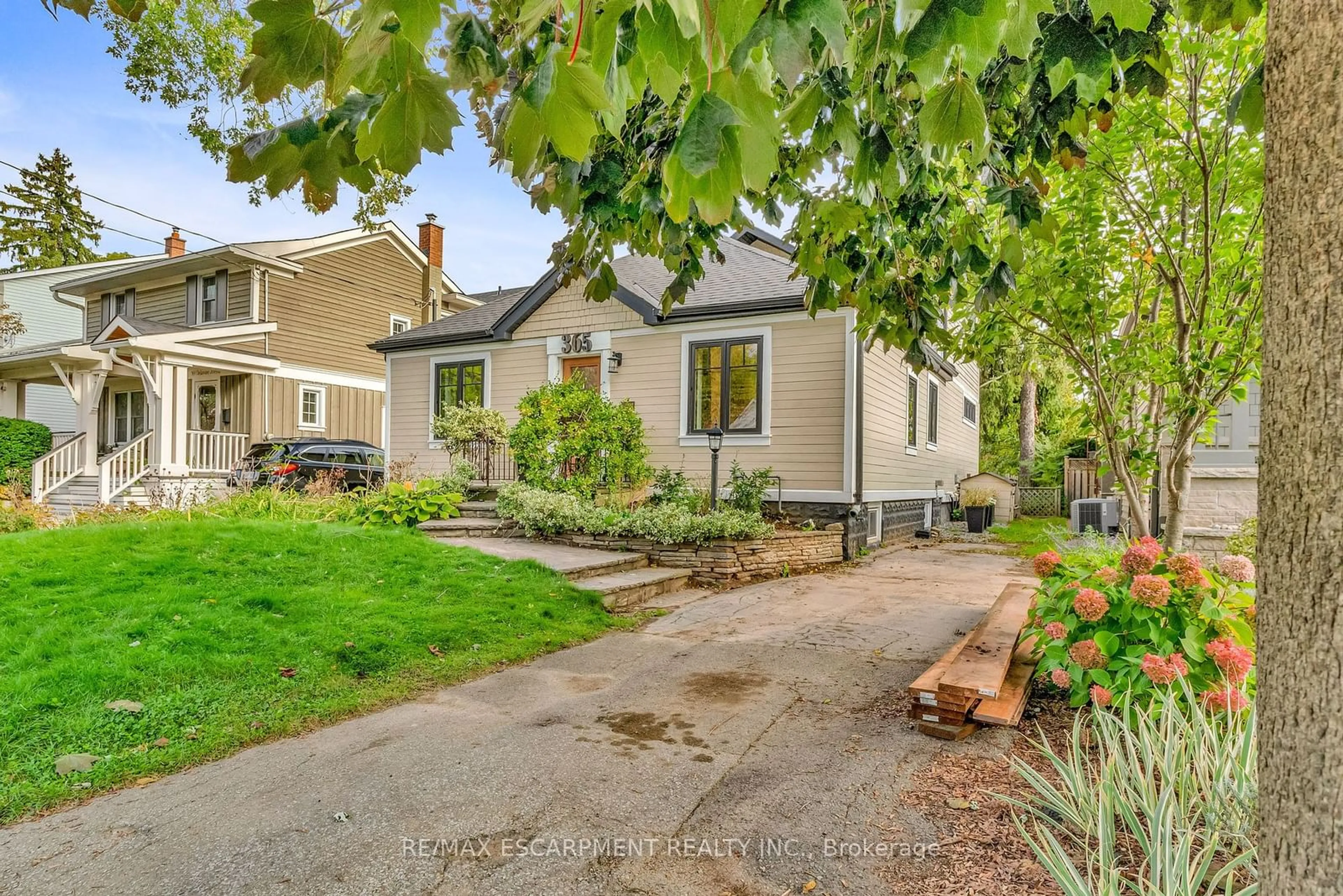 Frontside or backside of a home, the street view for 365 Delaware Ave, Burlington Ontario L7R 3B4