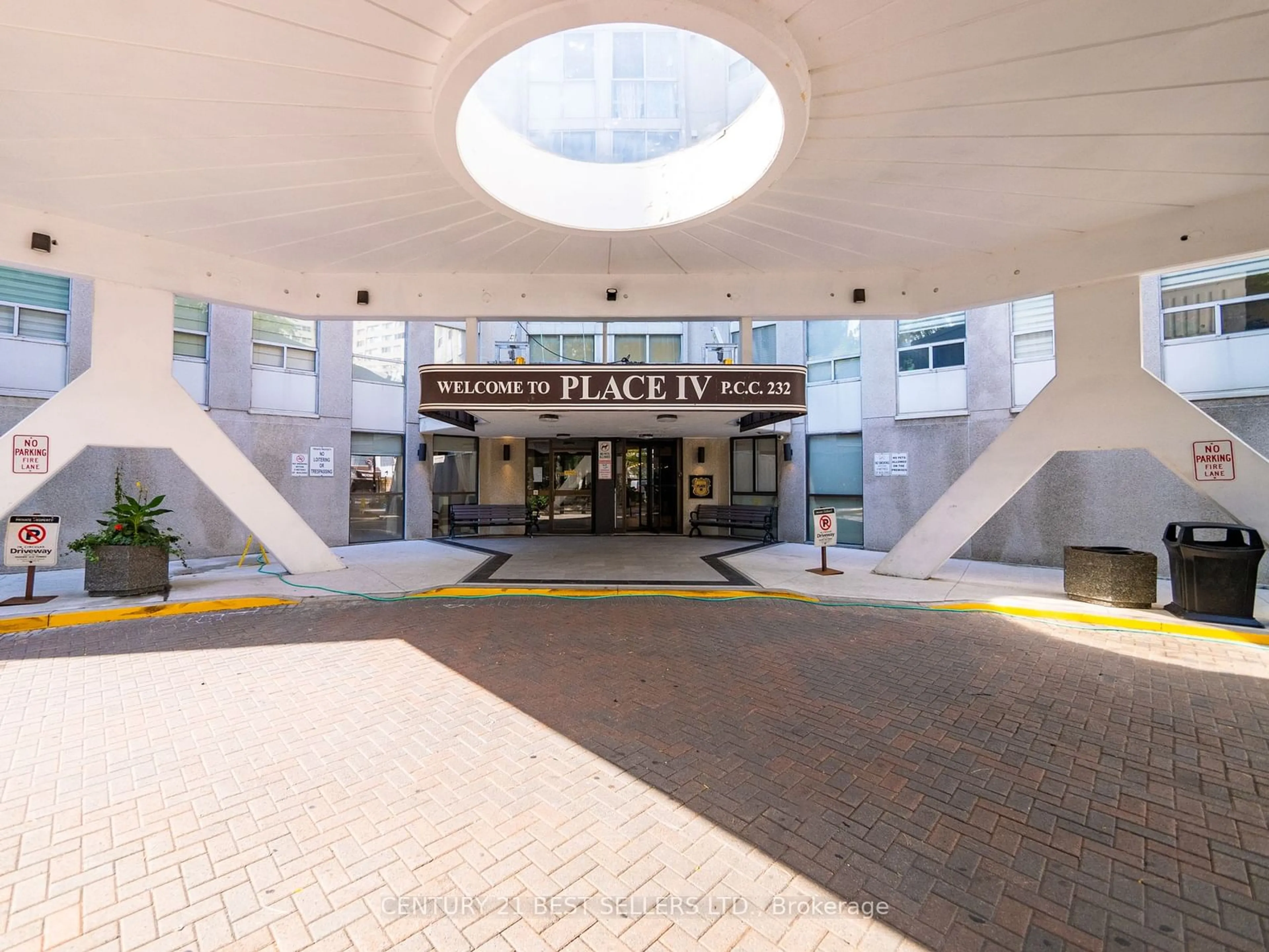 Indoor lobby for 3650 Kaneff Cres #601, Mississauga Ontario L5A 4A1