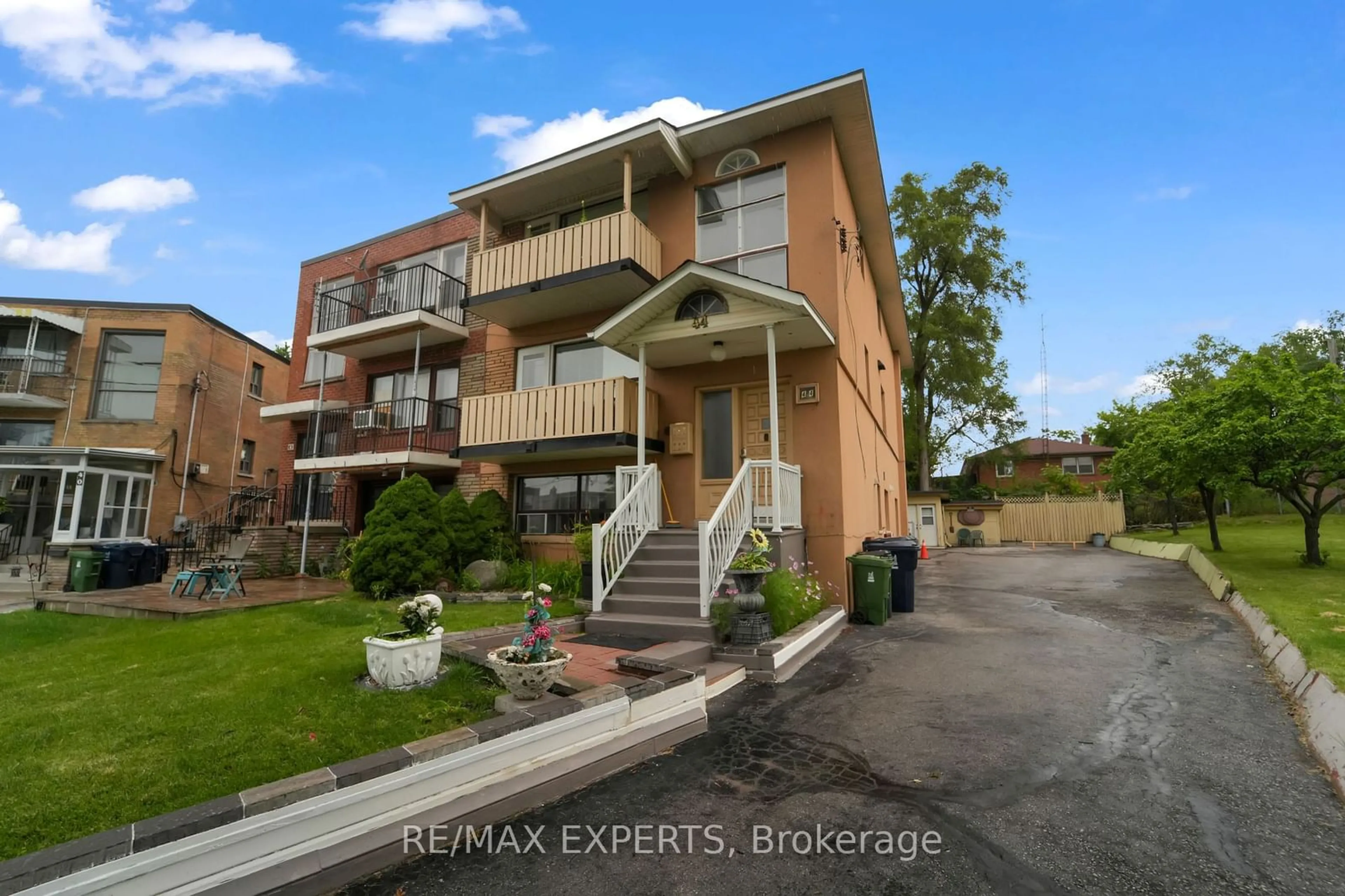 A pic from exterior of the house or condo, the front or back of building for 44 Elway Crt, Toronto Ontario M6B 2N8