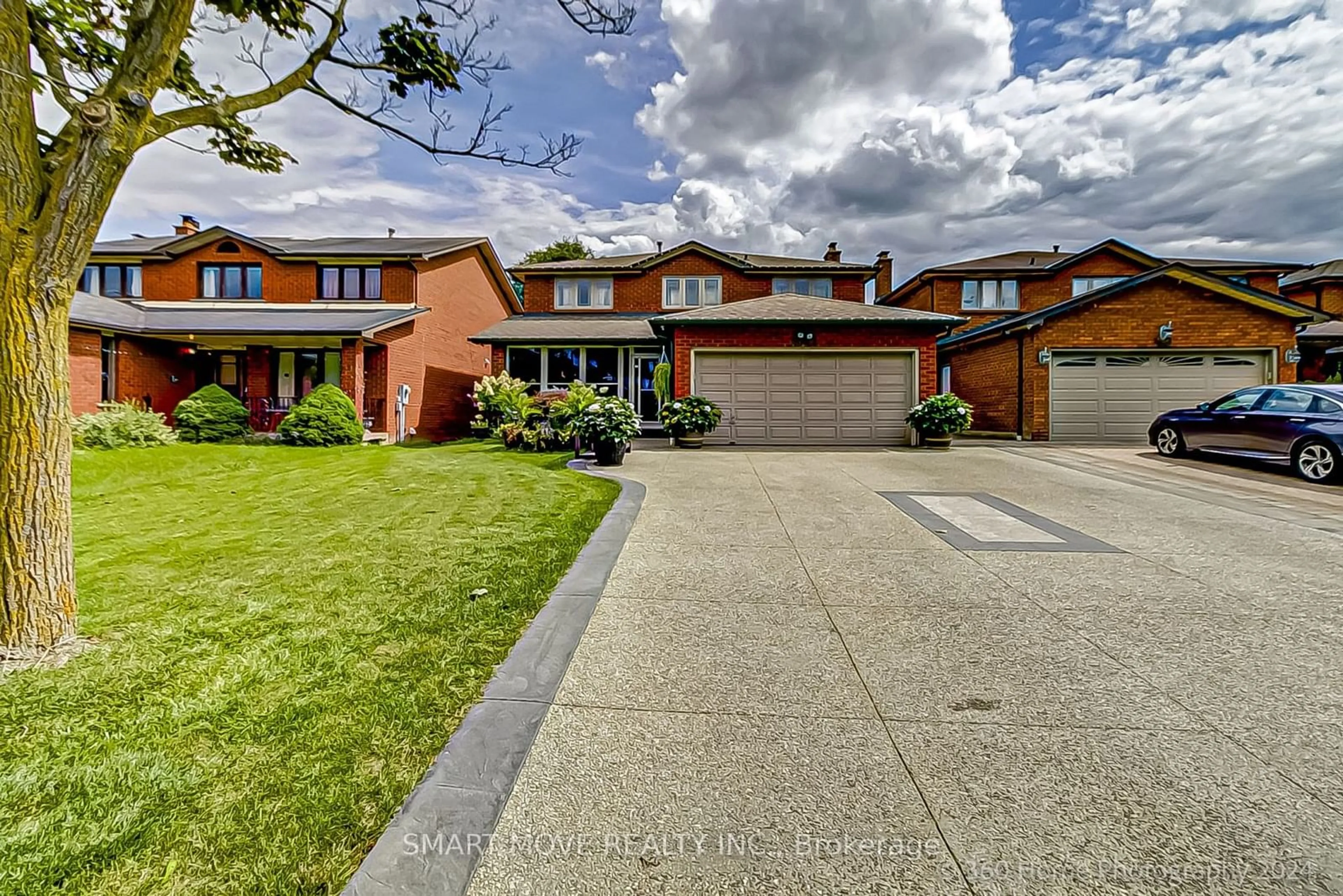 Frontside or backside of a home, the street view for 3044 Knob Hill Crt, Mississauga Ontario L4X 2X4