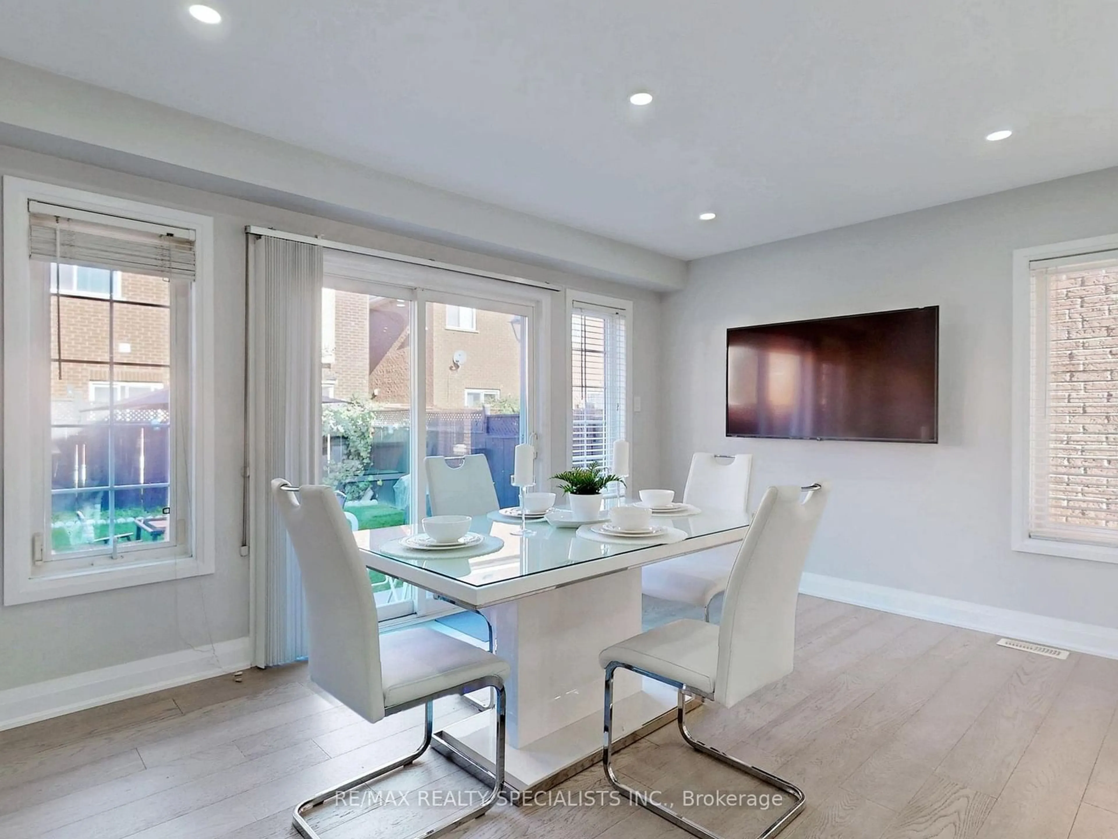 Dining room, wood floors for 13 Gallview Lane, Brampton Ontario L6P 1R8