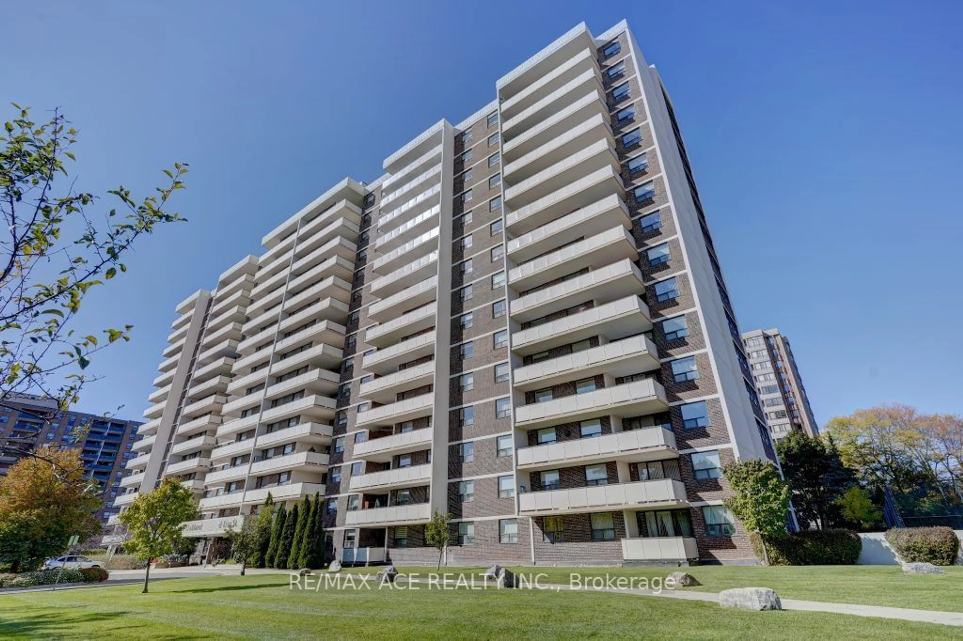 A pic from exterior of the house or condo, the front or back of building for 3 Lisa St #1401, Brampton Ontario L6T 4A2