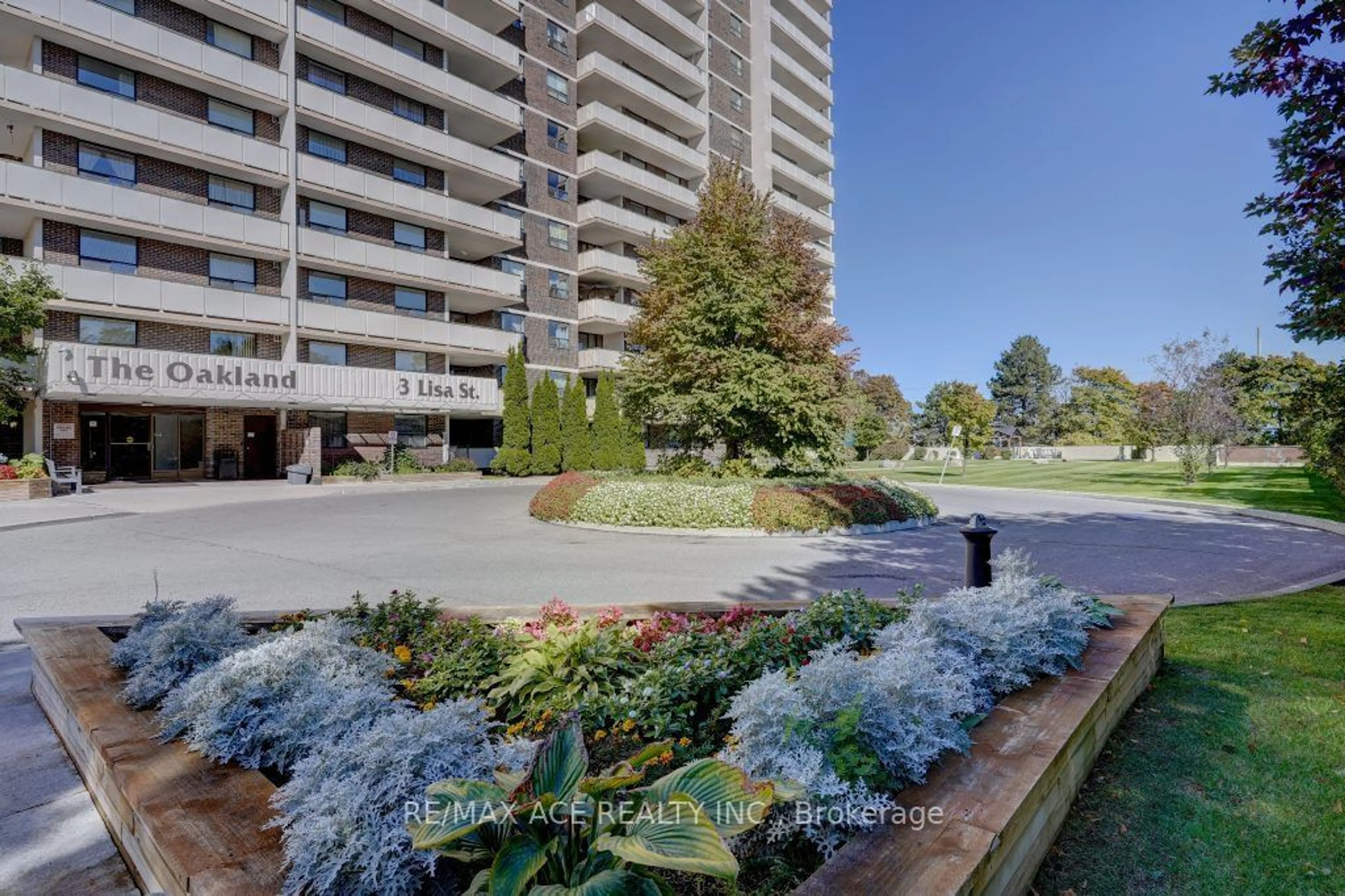 A pic from exterior of the house or condo, the street view for 3 Lisa St #1401, Brampton Ontario L6T 4A2