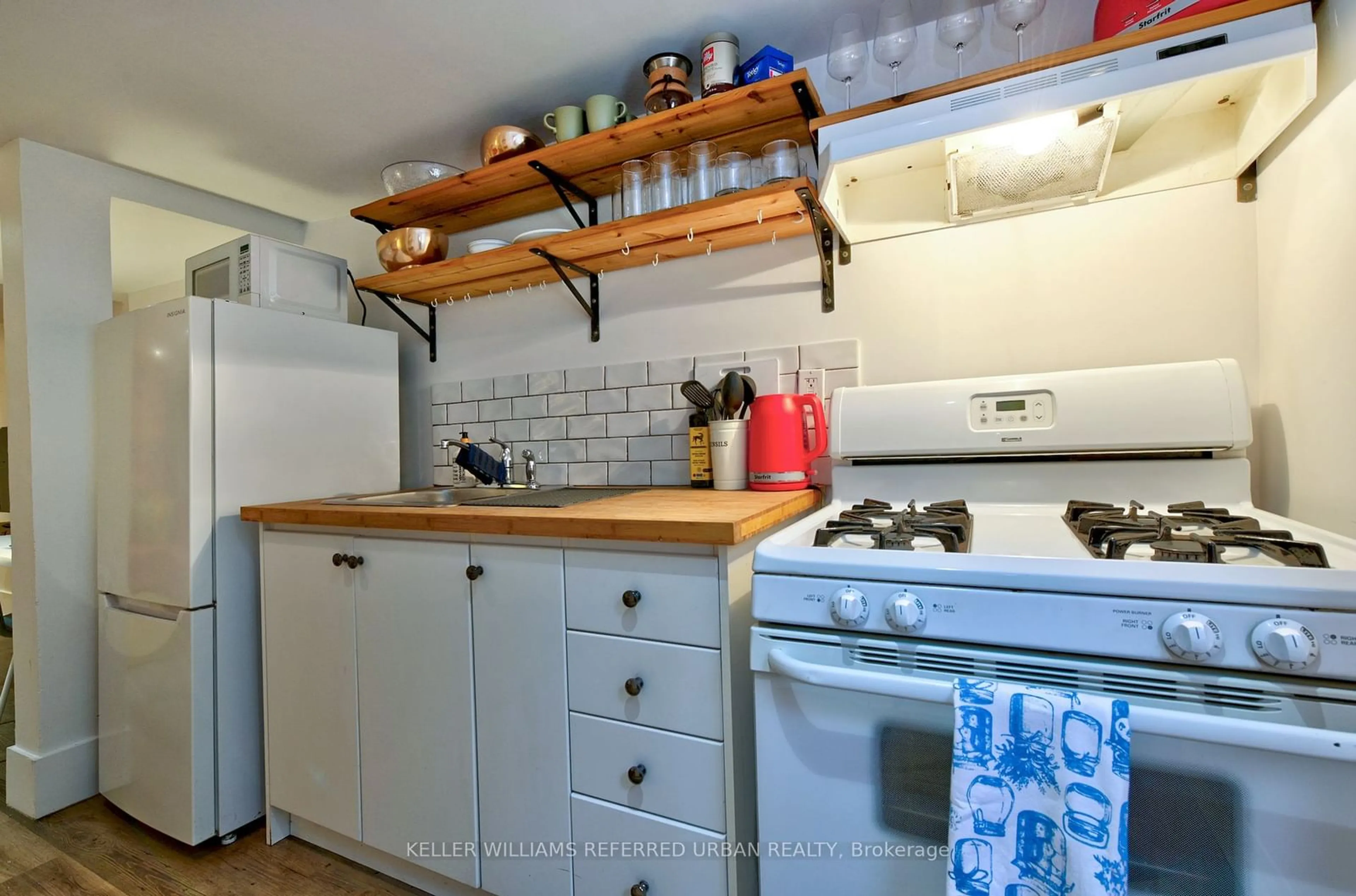 Standard kitchen, cottage for 325 Westmoreland Ave, Toronto Ontario M6H 3A6