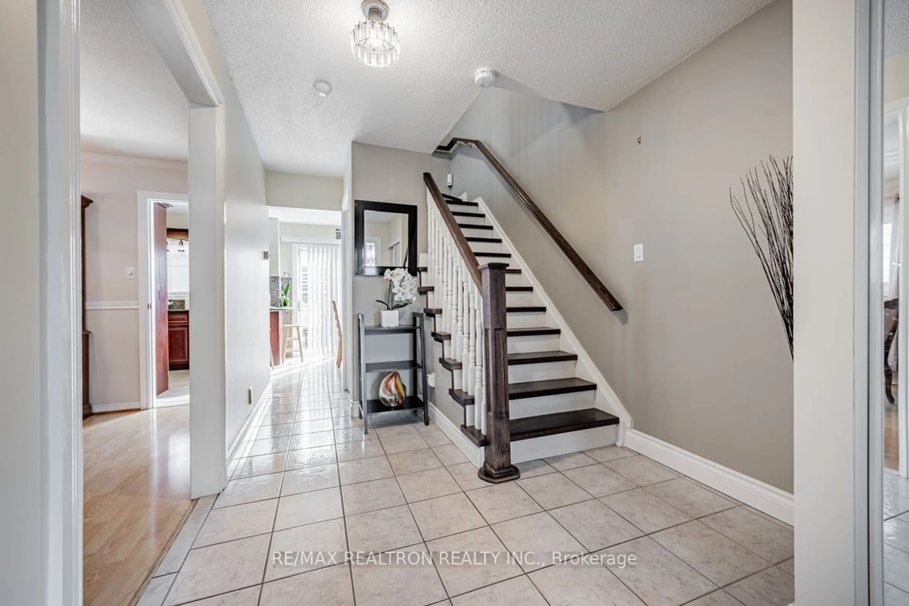 Indoor entryway, wood floors for 26 McGraw Ave, Brampton Ontario L6X 3M4