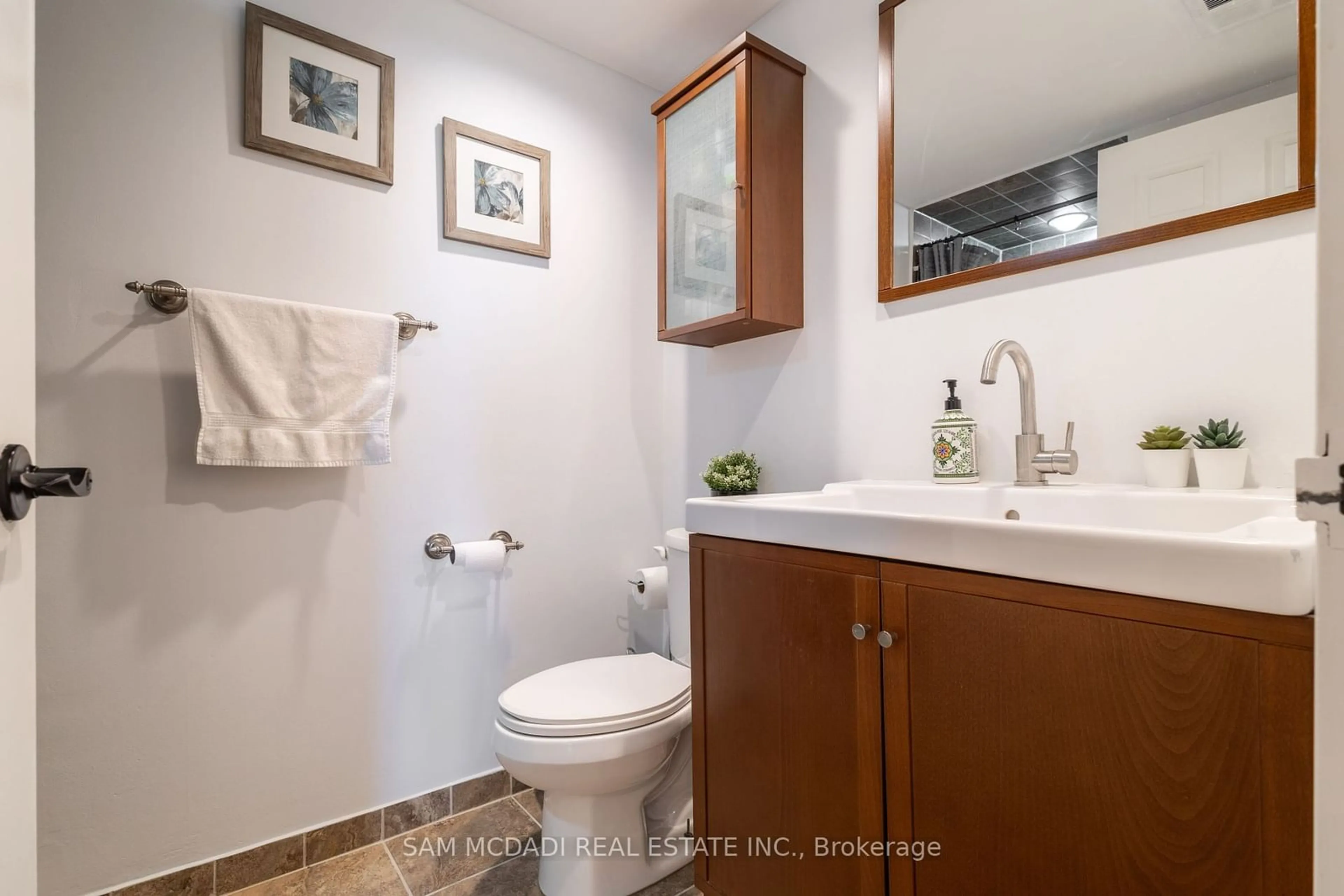 Standard bathroom for 4470 Tucana Crt #1911, Mississauga Ontario L5R 3K8