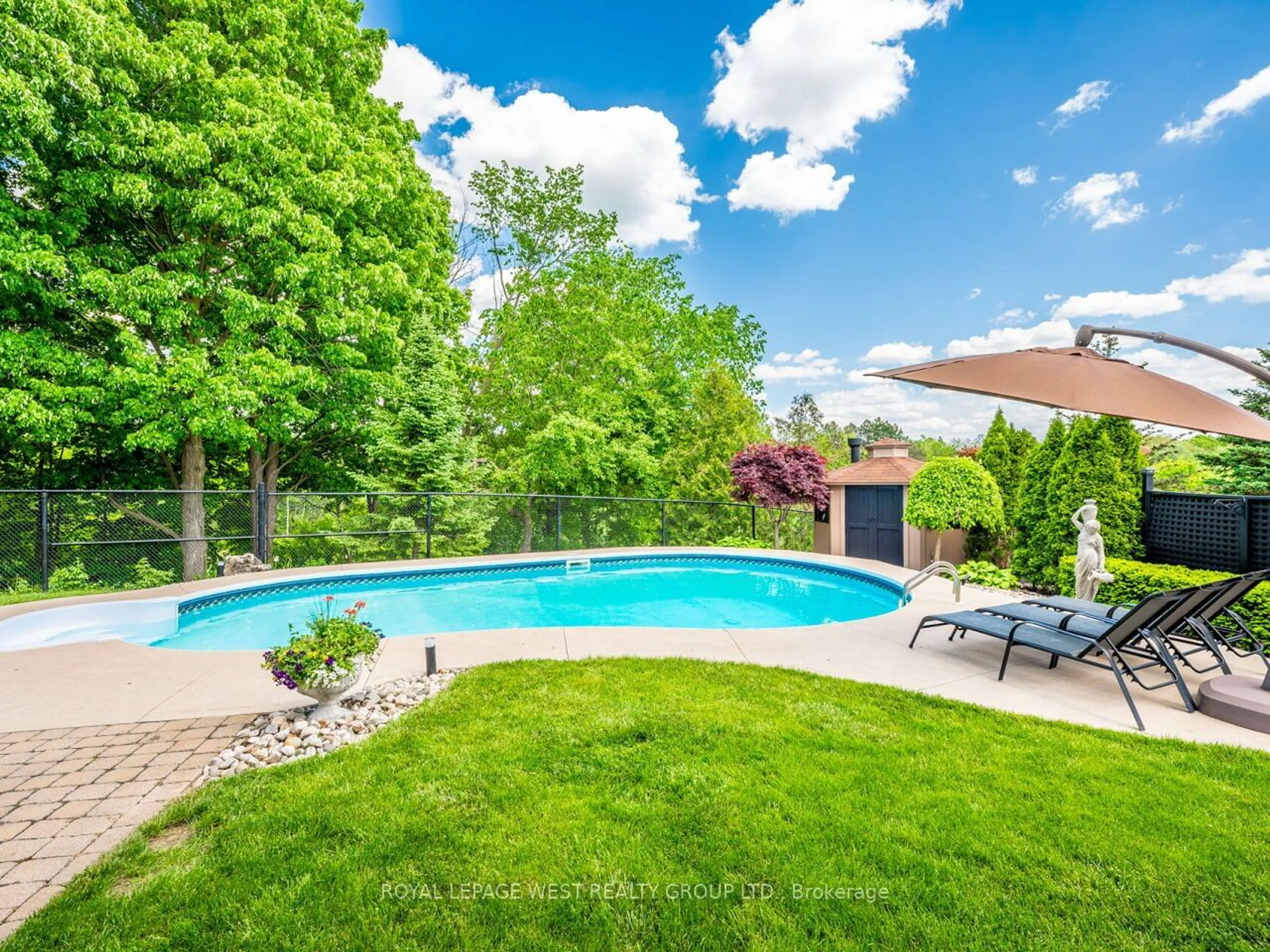 Indoor or outdoor pool for 7 Vantagebrook Crt, Caledon Ontario L7E 1J3