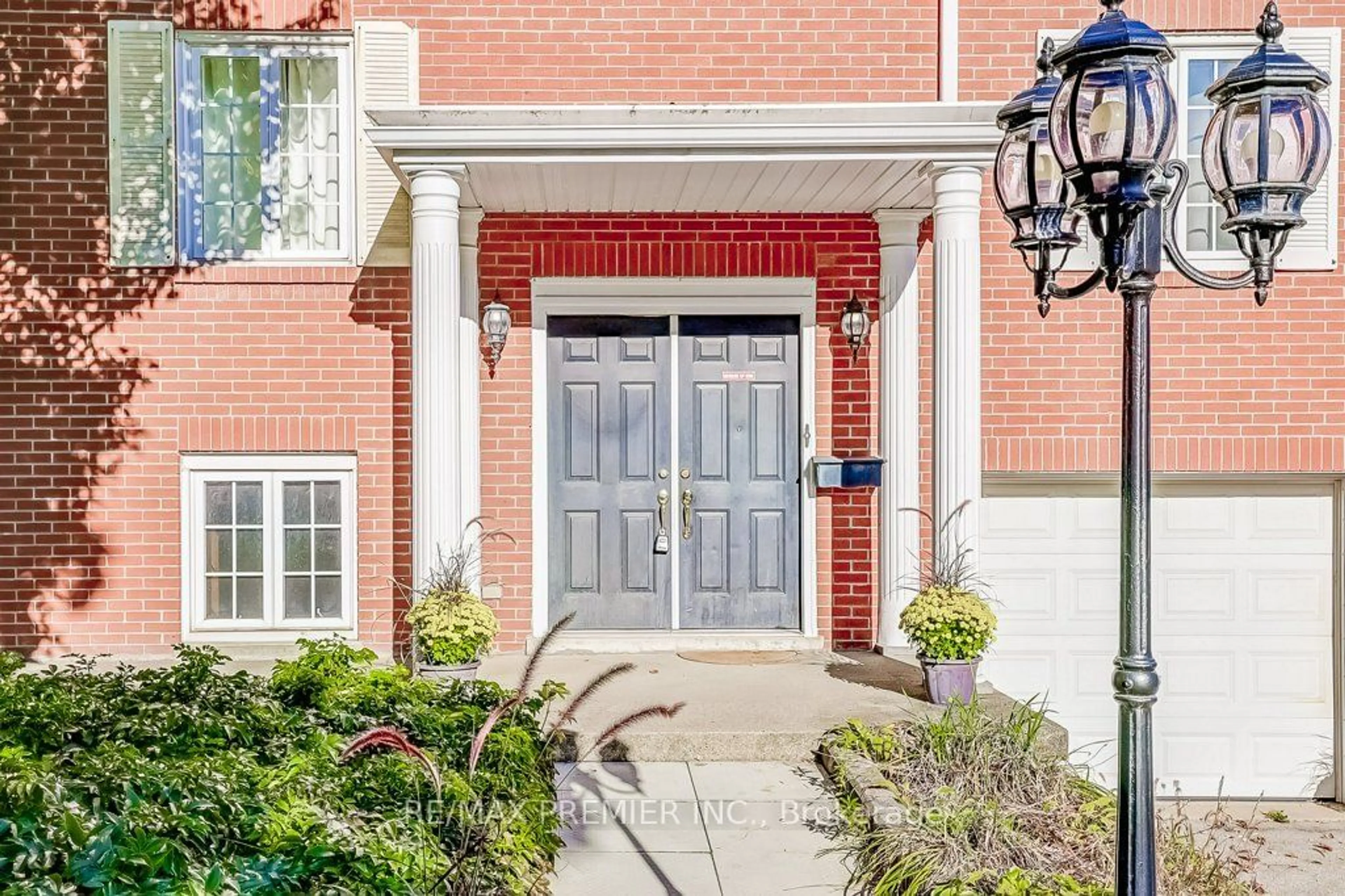 Indoor entryway, ceramic floors for 16 Woodvalley Dr, Toronto Ontario M9A 4H1