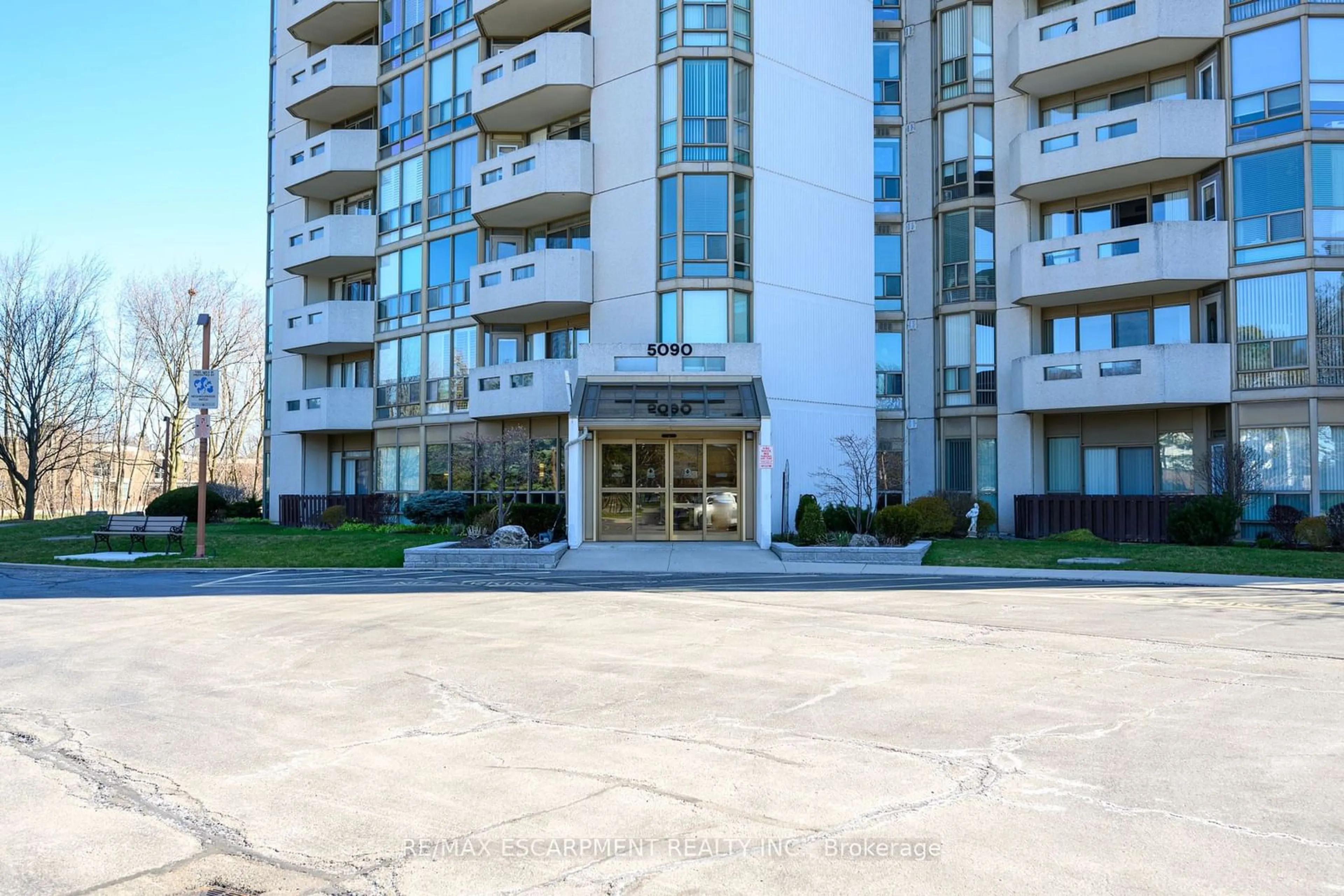 A pic from exterior of the house or condo, the front or back of building for 5090 Pinedale Ave #203, Burlington Ontario L7L 3V8