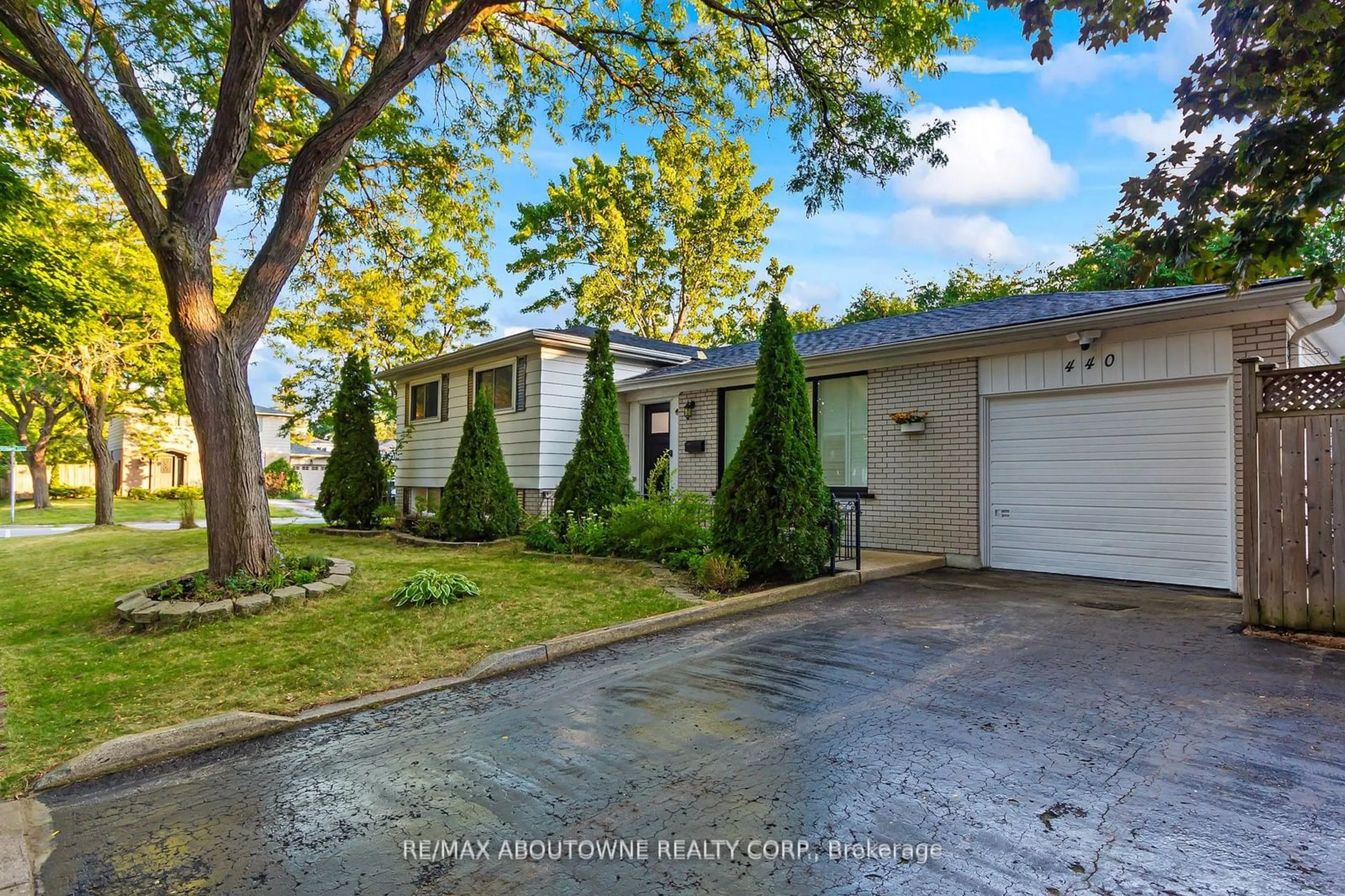 A pic from exterior of the house or condo, the street view for 440 Sunset Dr, Oakville Ontario L6L 3N4