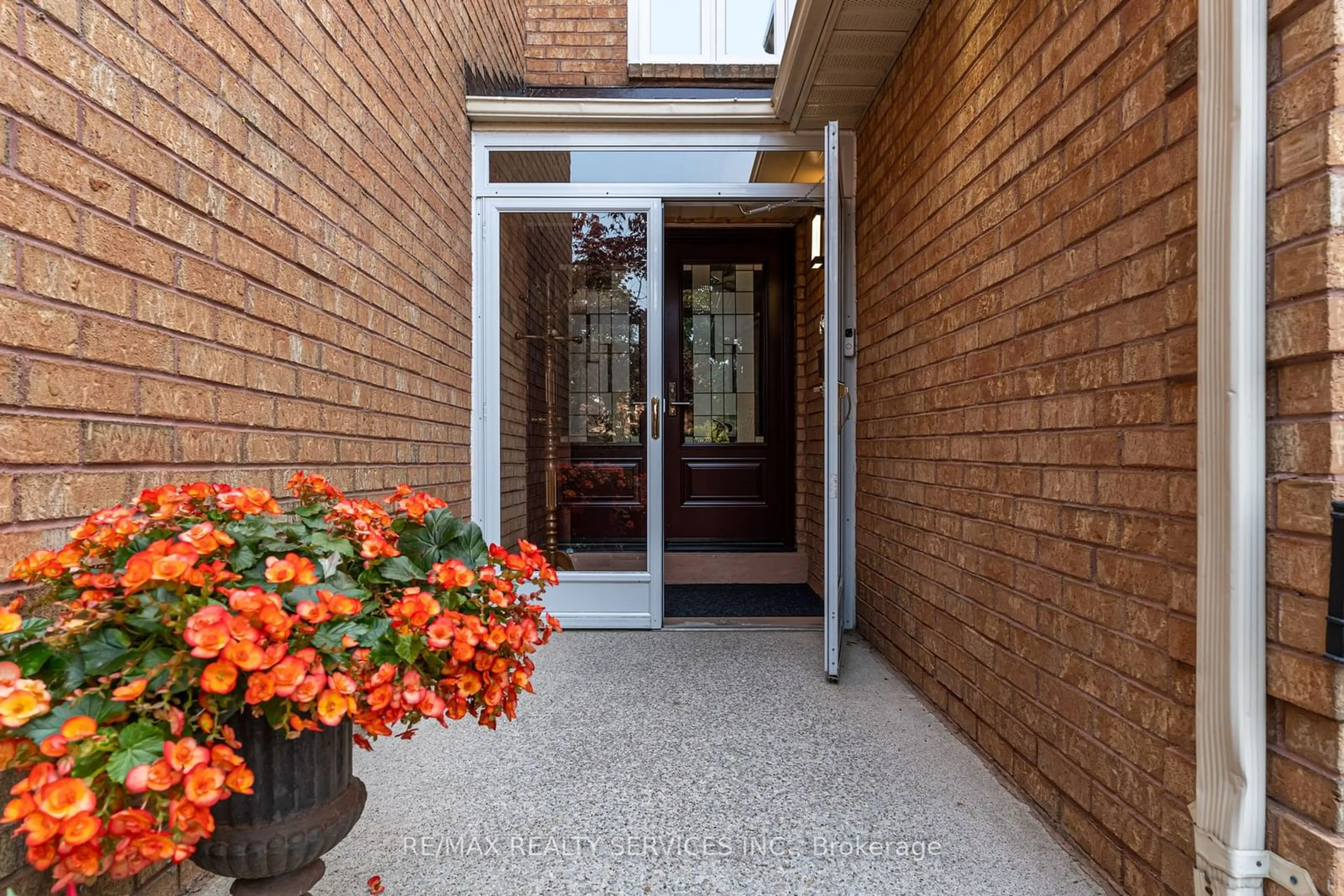 Indoor foyer, wood floors for 63 Leeward Dr, Brampton Ontario L6S 5V9