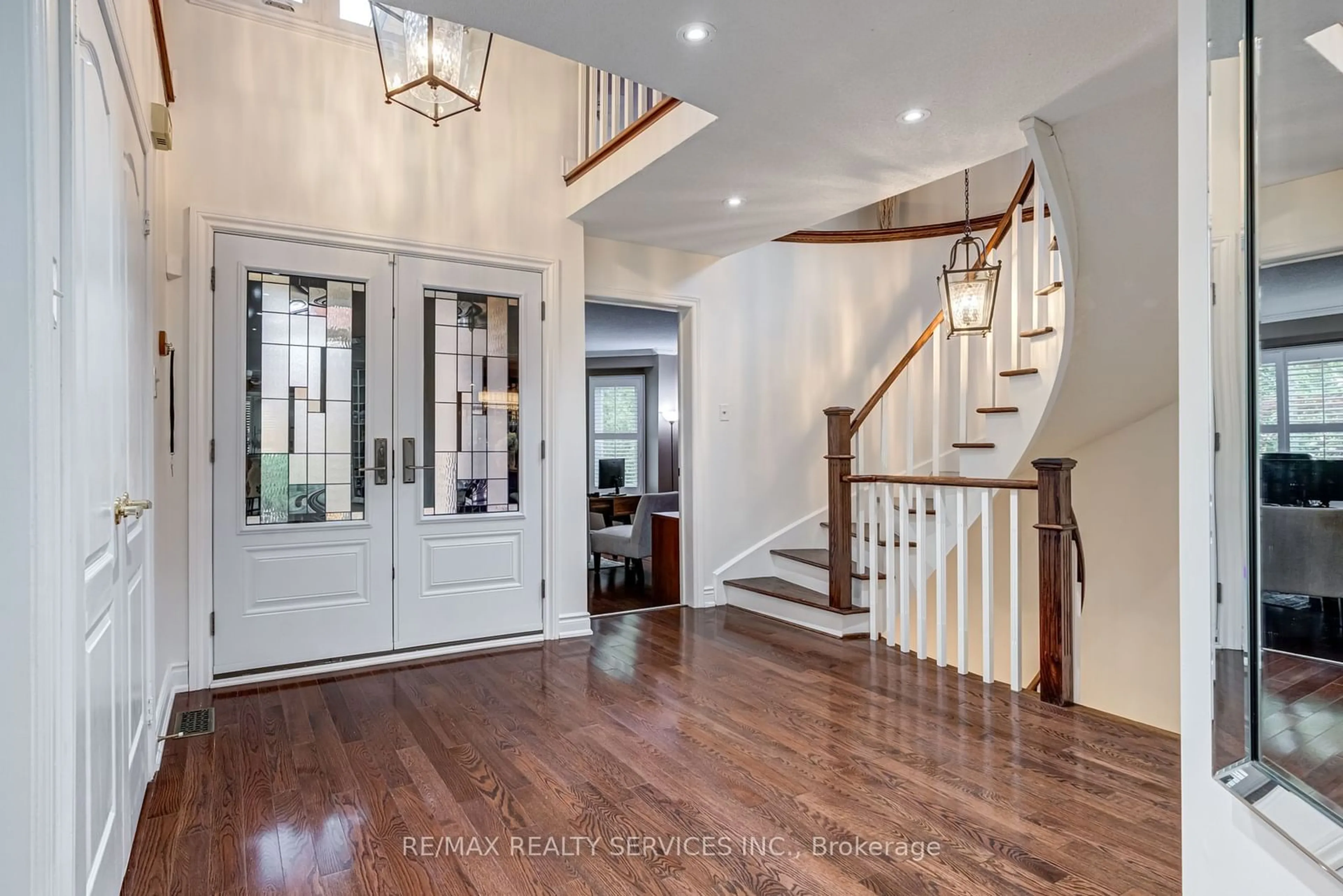 Indoor entryway, wood floors for 63 Leeward Dr, Brampton Ontario L6S 5V9