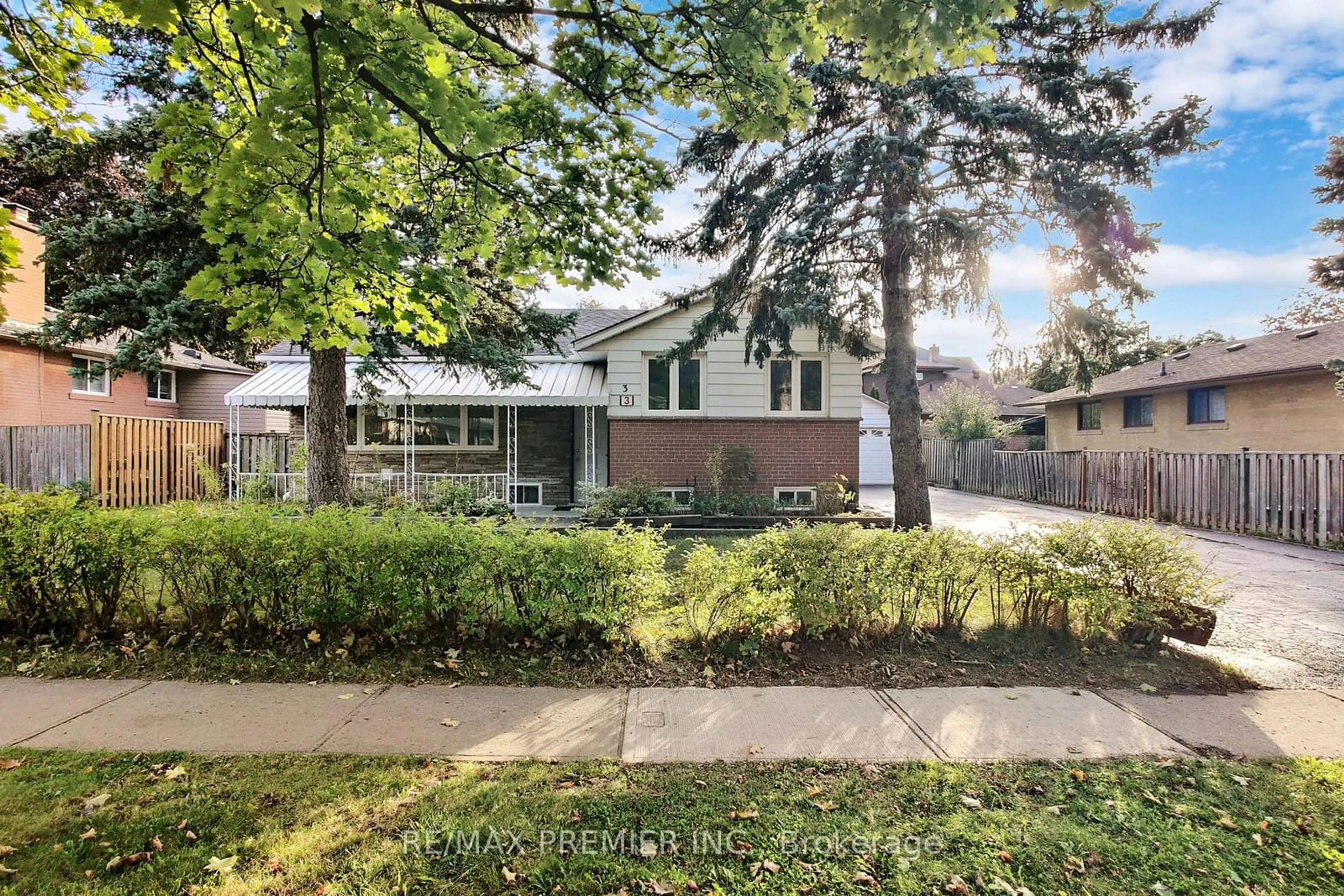 Frontside or backside of a home, the street view for 3 Gretna Dr, Brampton Ontario L6X 2E4