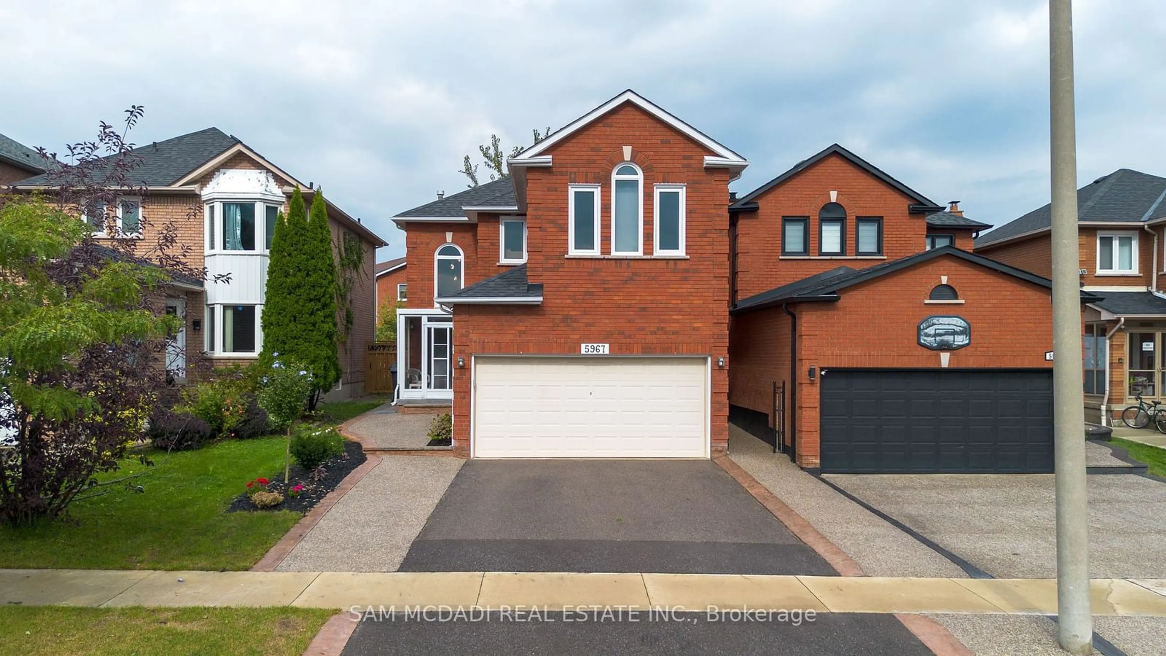 Frontside or backside of a home, the street view for 5967 Cherrywood Pl, Mississauga Ontario L5M 4Z6