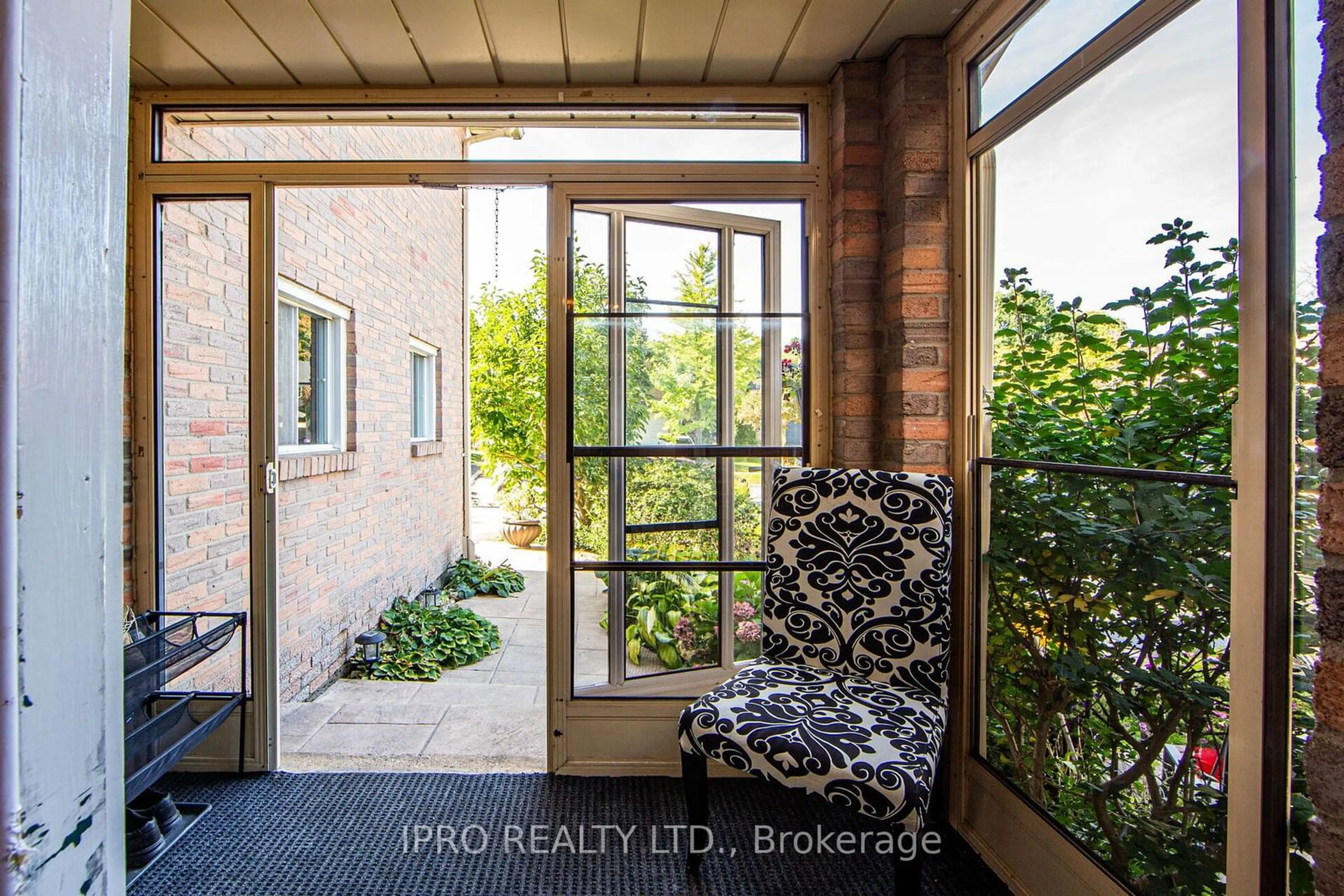 Indoor entryway, wood floors for 4193 Powderhorn Cres, Mississauga Ontario L5L 3B8