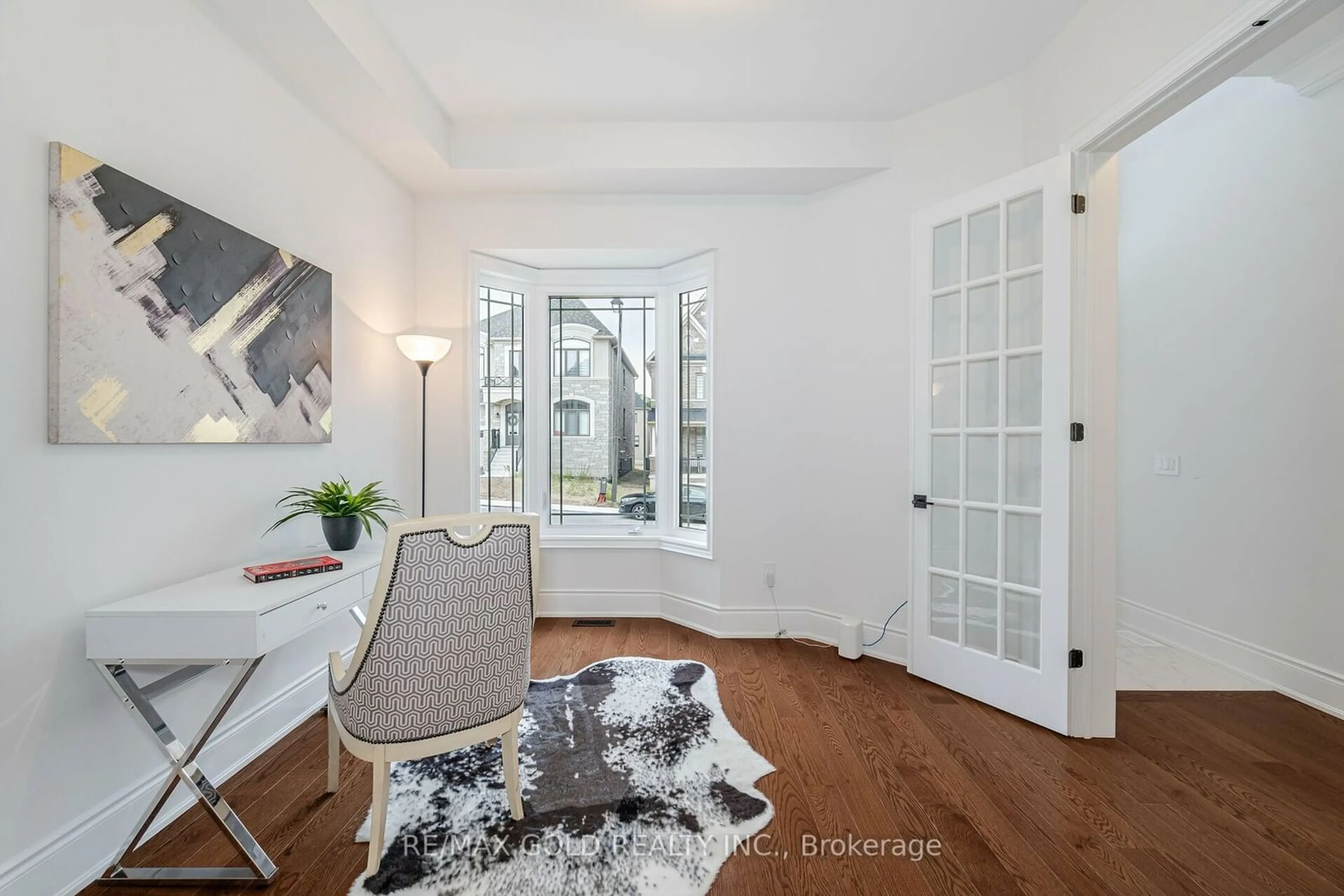 Indoor entryway, wood floors for 121 Raspberry Ridge Ave, Caledon Ontario L7C 1R5