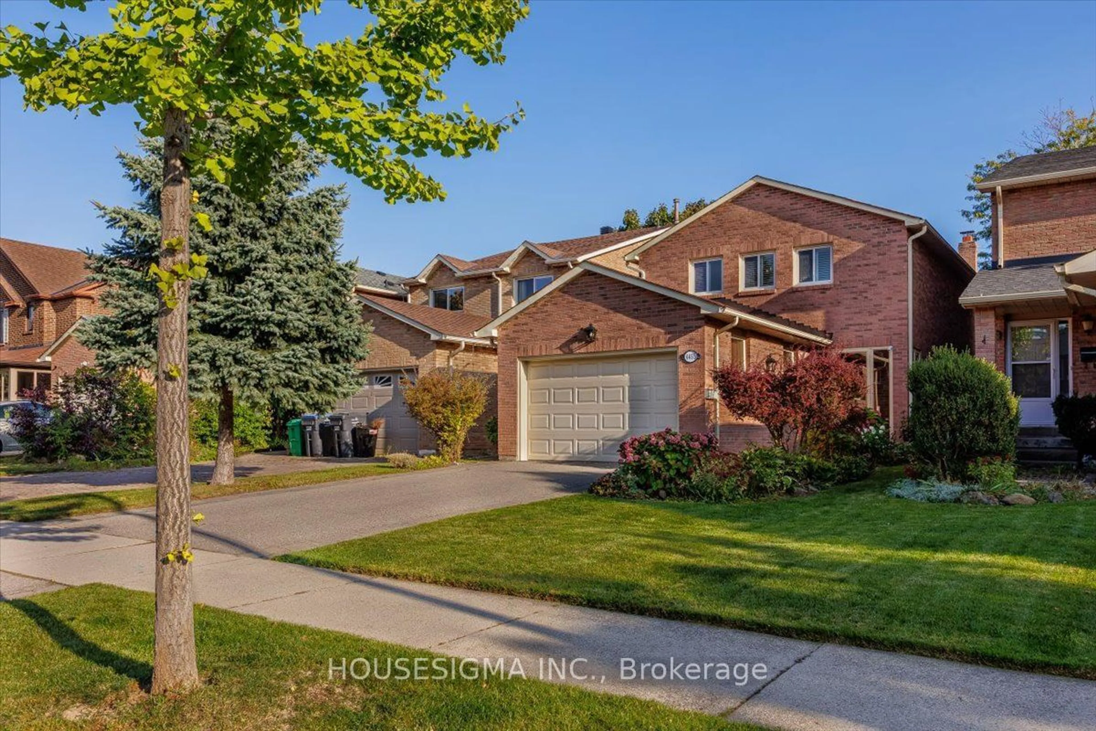 Frontside or backside of a home, the fenced backyard for 4455 Sawmill Valley Dr, Mississauga Ontario L5L 3H8