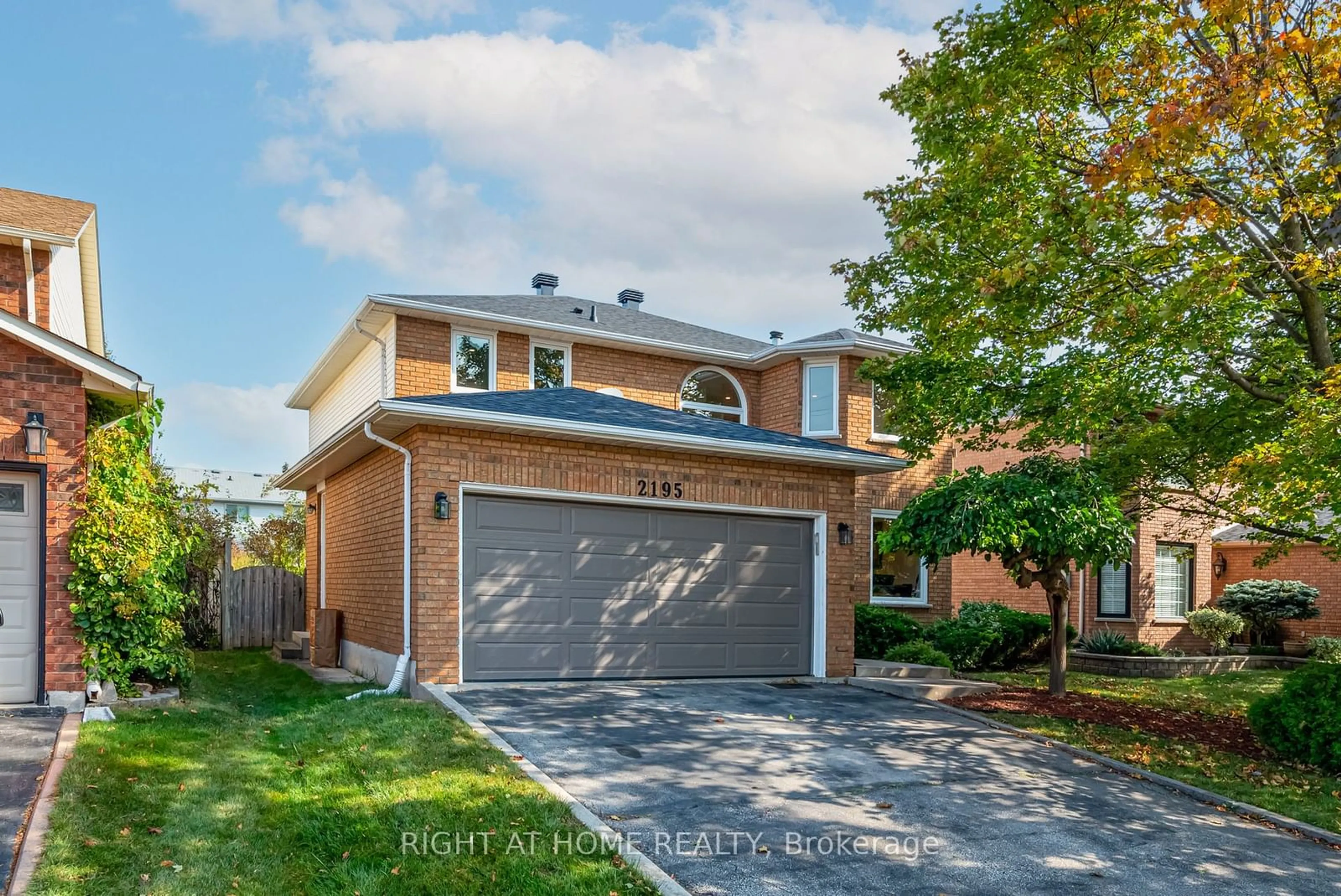 Frontside or backside of a home, the street view for 2195 Headon Rd, Burlington Ontario L7M 3W7