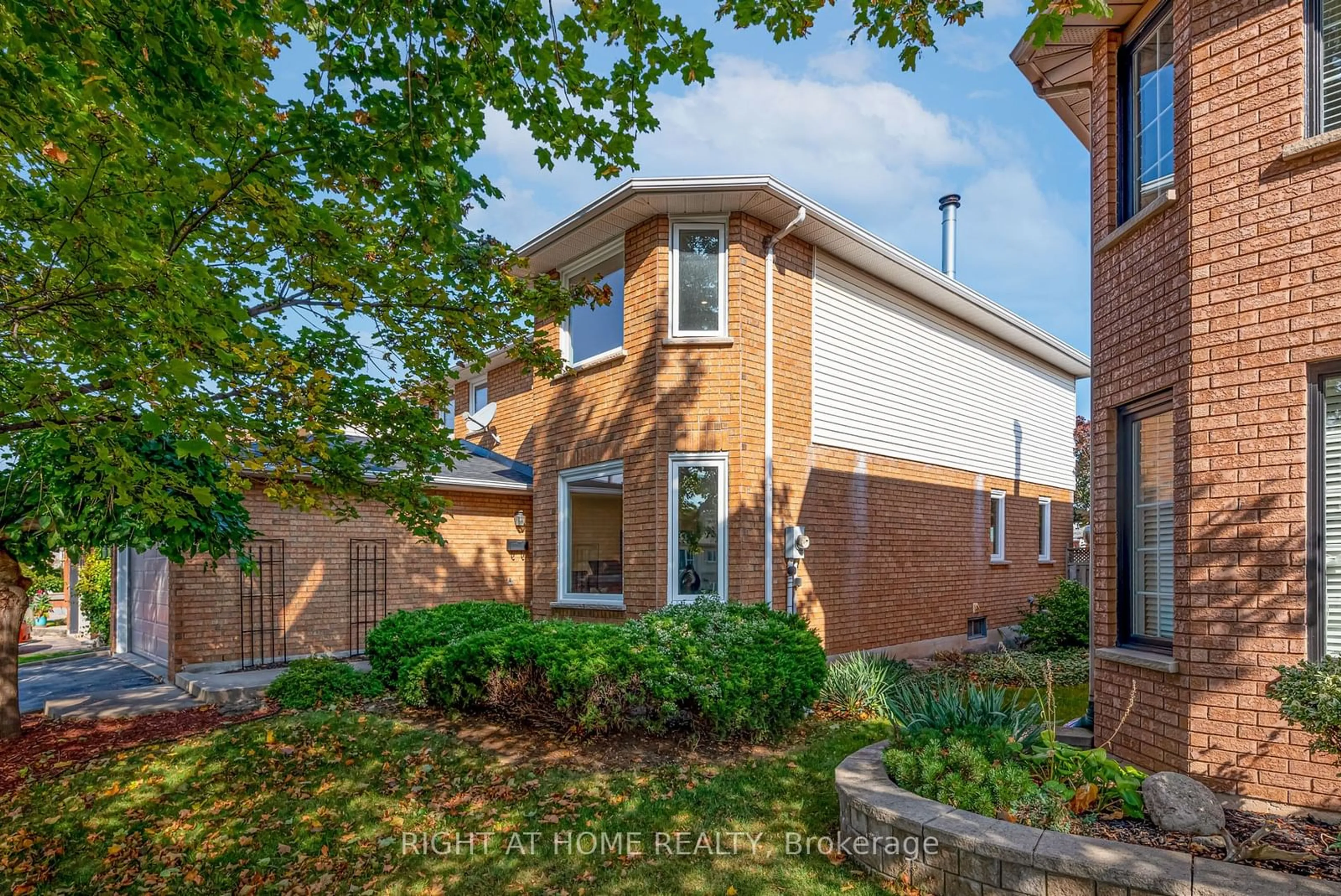 Home with brick exterior material for 2195 Headon Rd, Burlington Ontario L7M 3W7