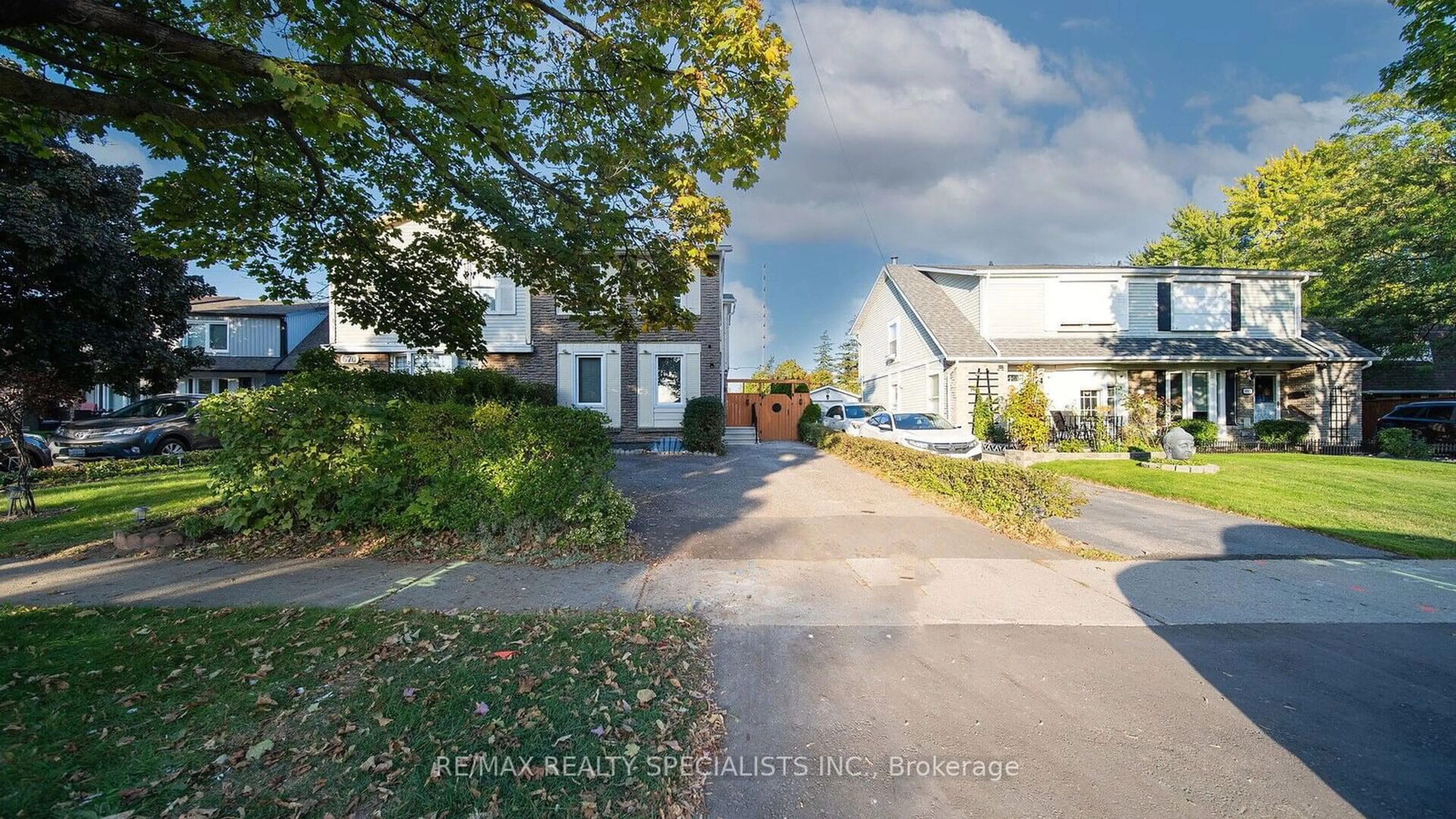 A pic from exterior of the house or condo, the street view for 668 Green Meadow Cres, Mississauga Ontario L5A 2V2