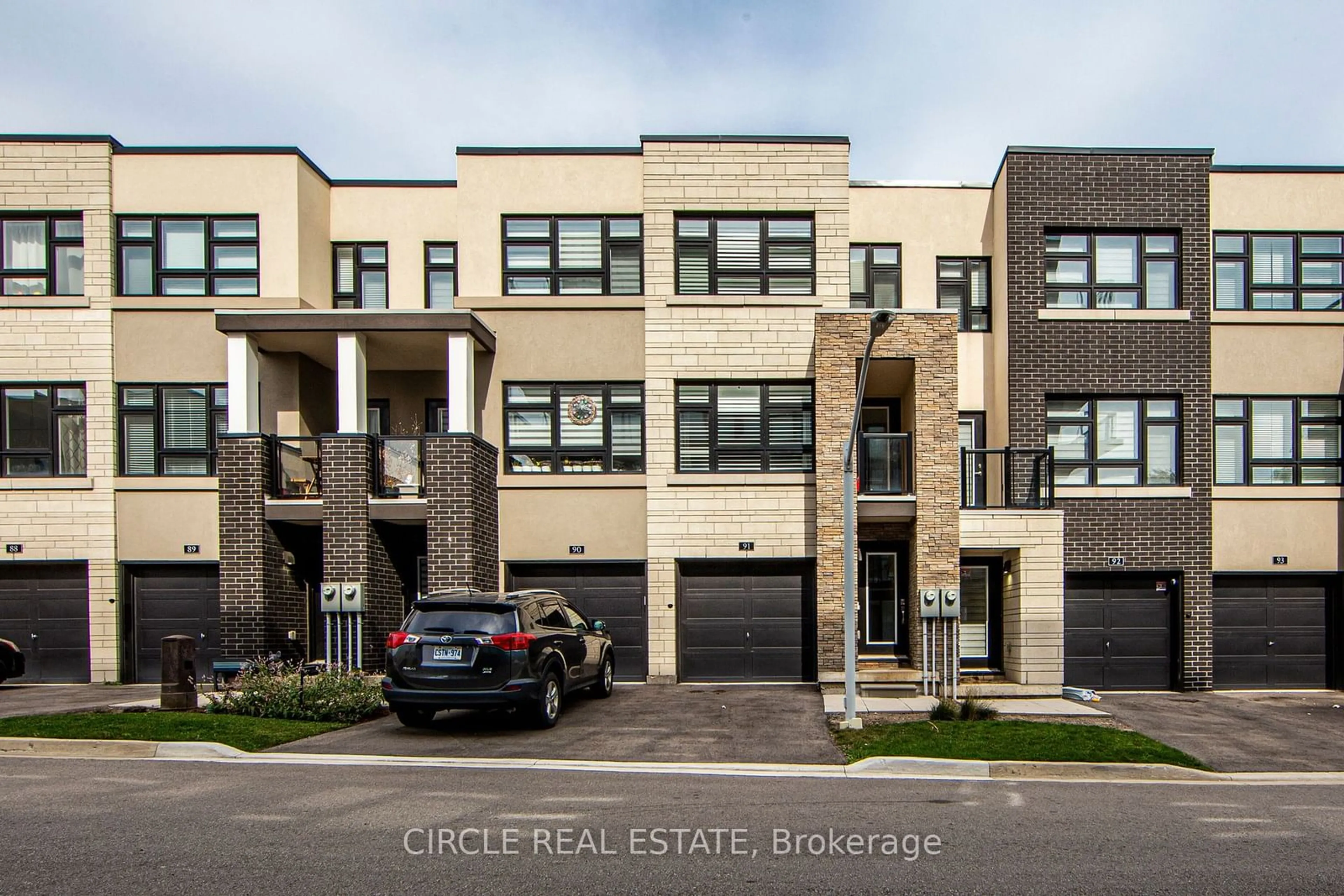 A pic from exterior of the house or condo, the front or back of building for 91-1121 Cooke Blvd, Burlington Ontario L7T 0C4