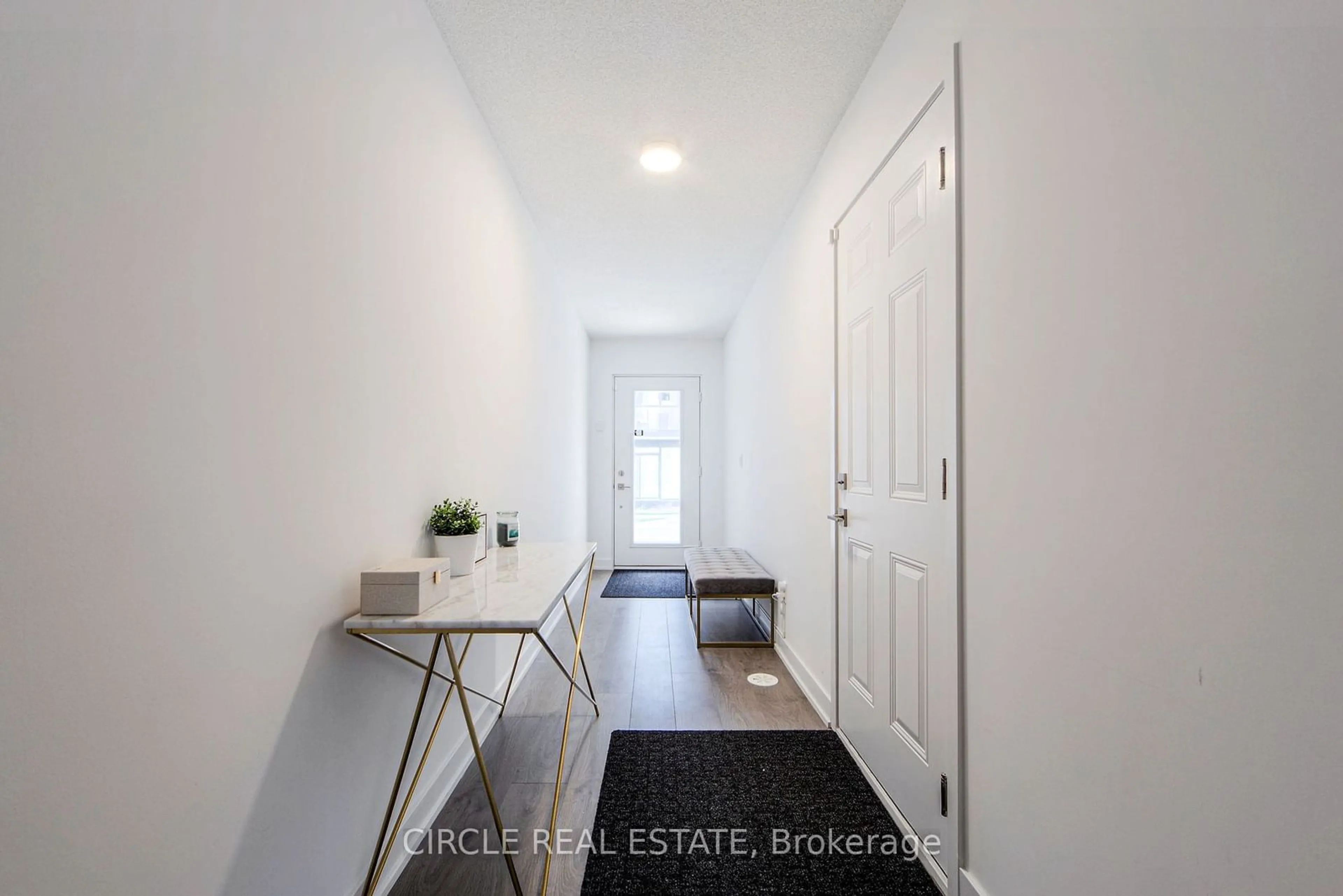 Indoor entryway, wood floors for 91-1121 Cooke Blvd, Burlington Ontario L7T 0C4