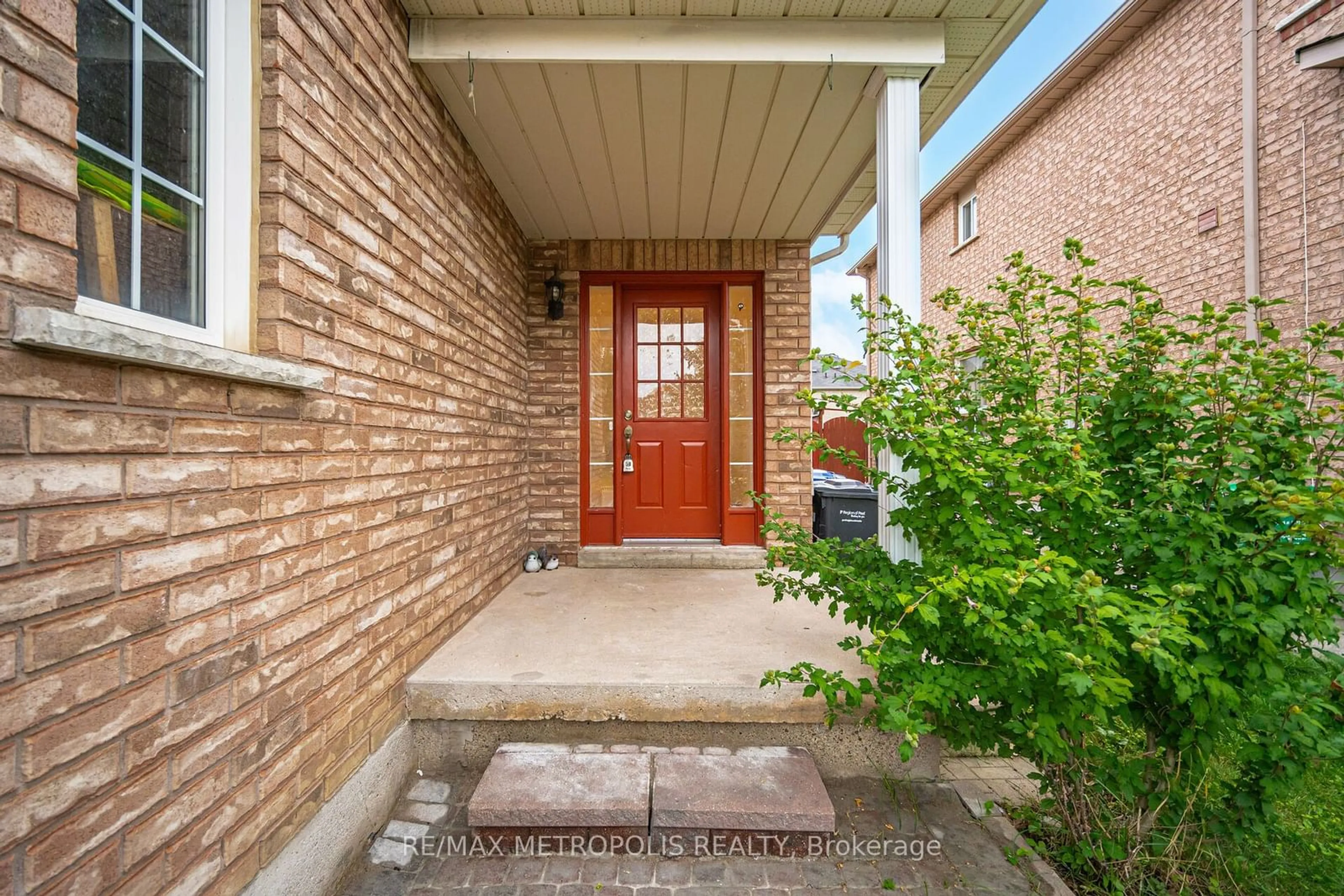 Indoor entryway, wood floors for 27 Prince Cres, Brampton Ontario L7A 2C9