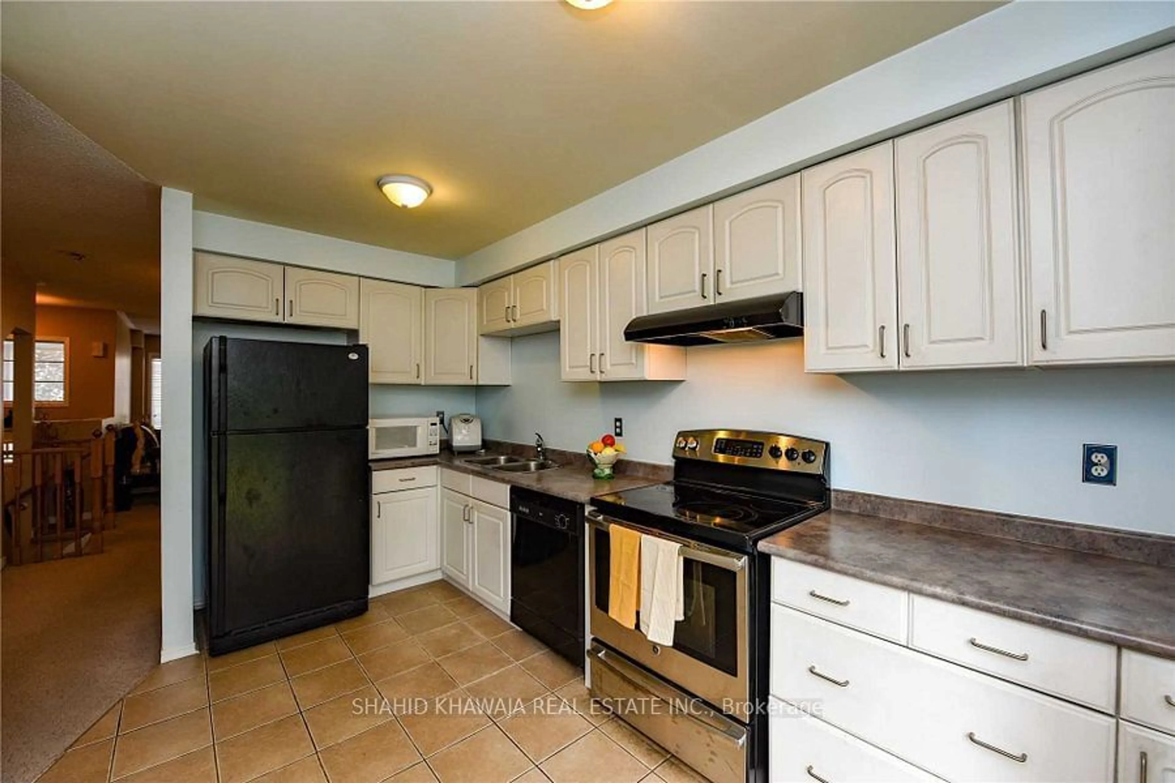 Standard kitchen, cottage for 34 Spadina Rd, Brampton Ontario L6X 4X6