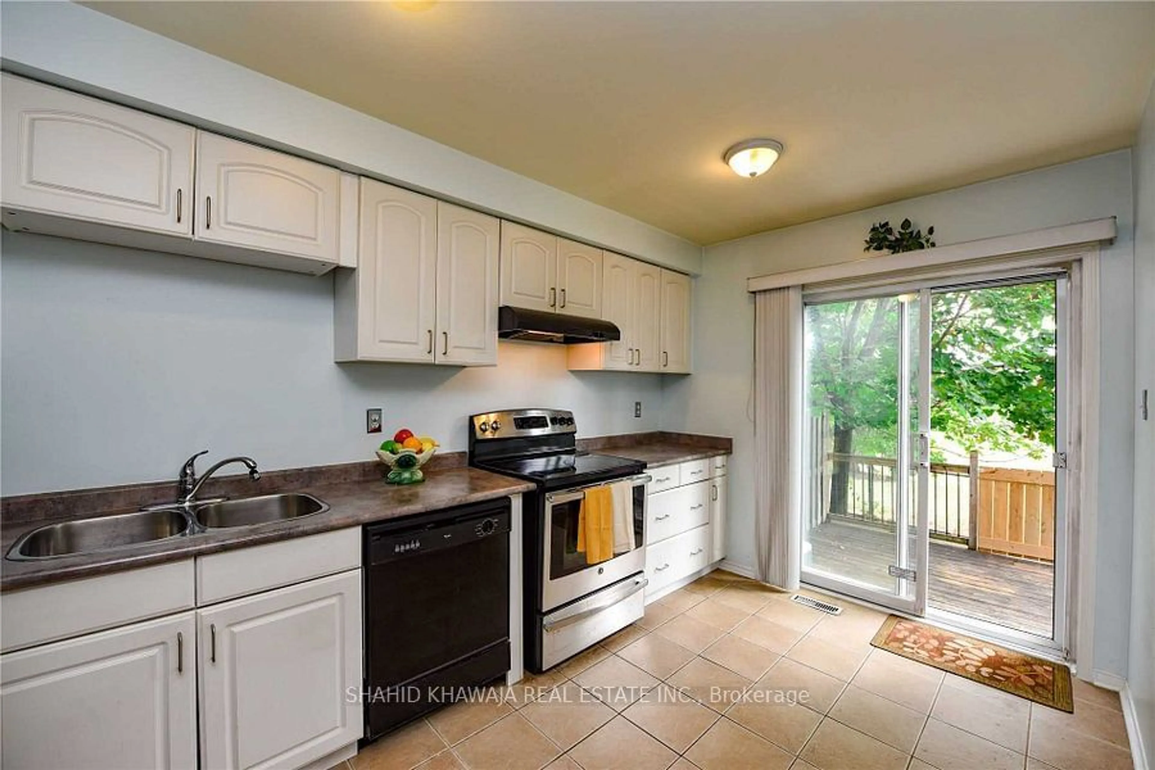 Standard kitchen, wood floors, cottage for 34 Spadina Rd, Brampton Ontario L6X 4X6